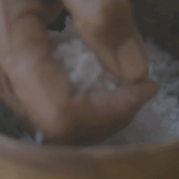 Hand&amp;Body Scrub Incanto
Uso: Mani e Corpo 
Essenza: Incenso, Mirra e Pepe Nero
&asymp;
Per tutti i tipi di pelle, esfoliante e nutriente con miele bio della Barena di Venezia di @mieledeldoge .
Con note evocative che richiamano antichi viaggi ori