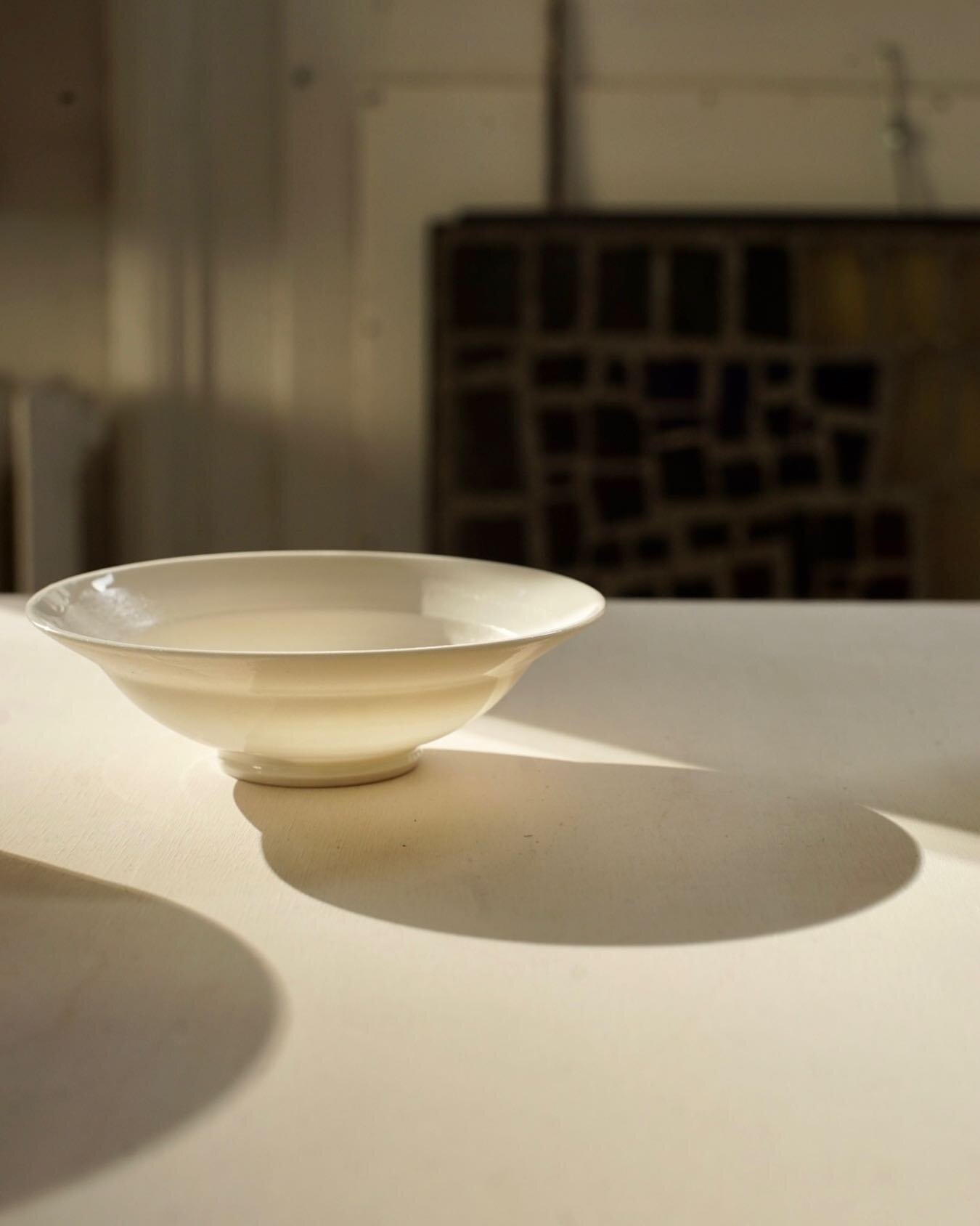 Leuchtend mit ein wenig Sonnenstrahlen. 

#porzellan #ceramics #keramik #handgemacht #zurich #shine #strahlen #studio #artstudio