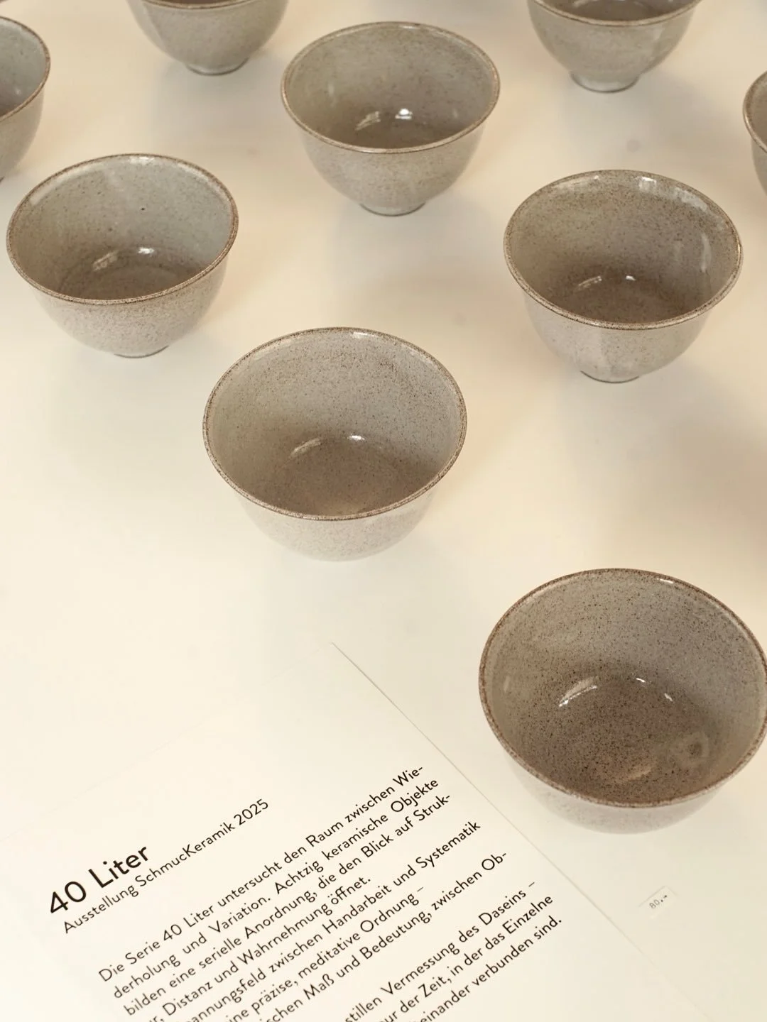 40 Liter

Die Serie 40 Liter untersucht den Raum zwischen Wie- derholung und Variation. Achtzig keramische Objekte bilden eine serielle Anordnung, die den Blick auf Struk-
tur, Distanz und Wahrnehmung &ouml;ffnet. Im Spannungsfeld zwischen Handarbeit
