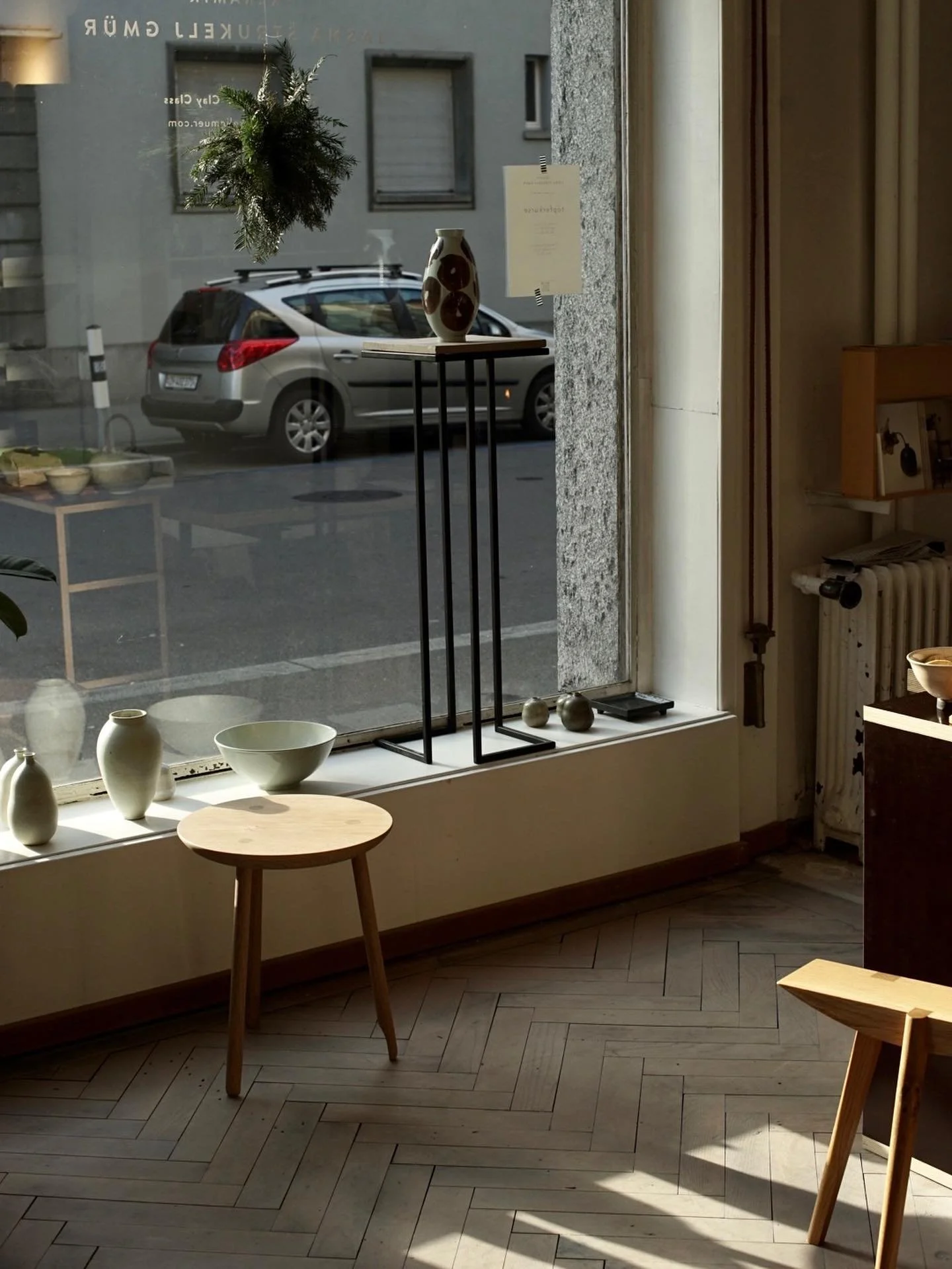 Auch die Sonne kam auf Besuch ☀️
Unser Weihnachtsverkauf l&auml;uft noch heute und morgen.
@flomoebel 

Und falls du es nicht rechtzeitig schaffst &ndash; am Montag bin ich auch im Atelier 💛

#weihnachtsverkauf #weihnachsgeschenk #keramik #holz #m&o