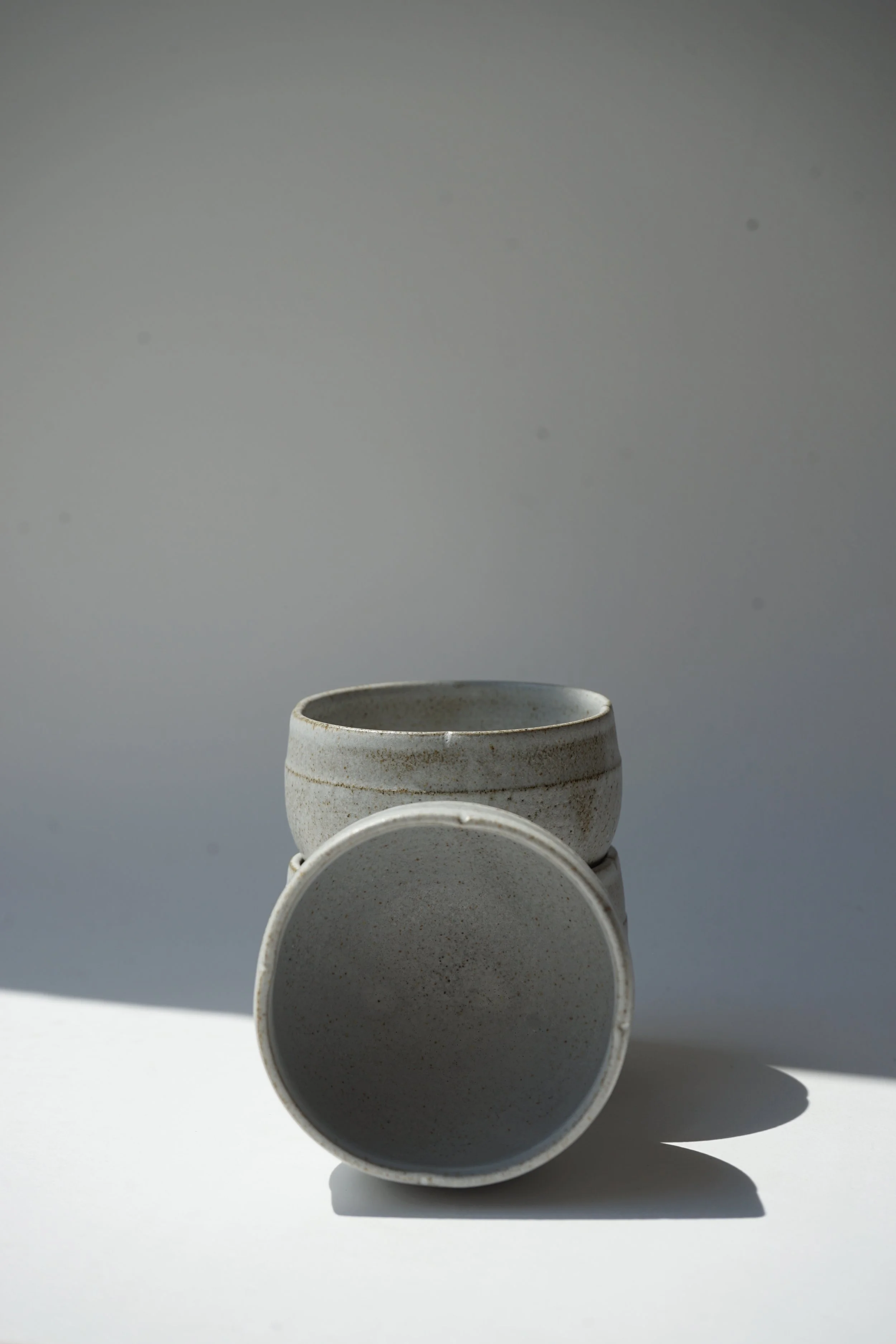 Jasna_Strukelj_Gmuer_Tasse_Formed_Weiss1.JPG