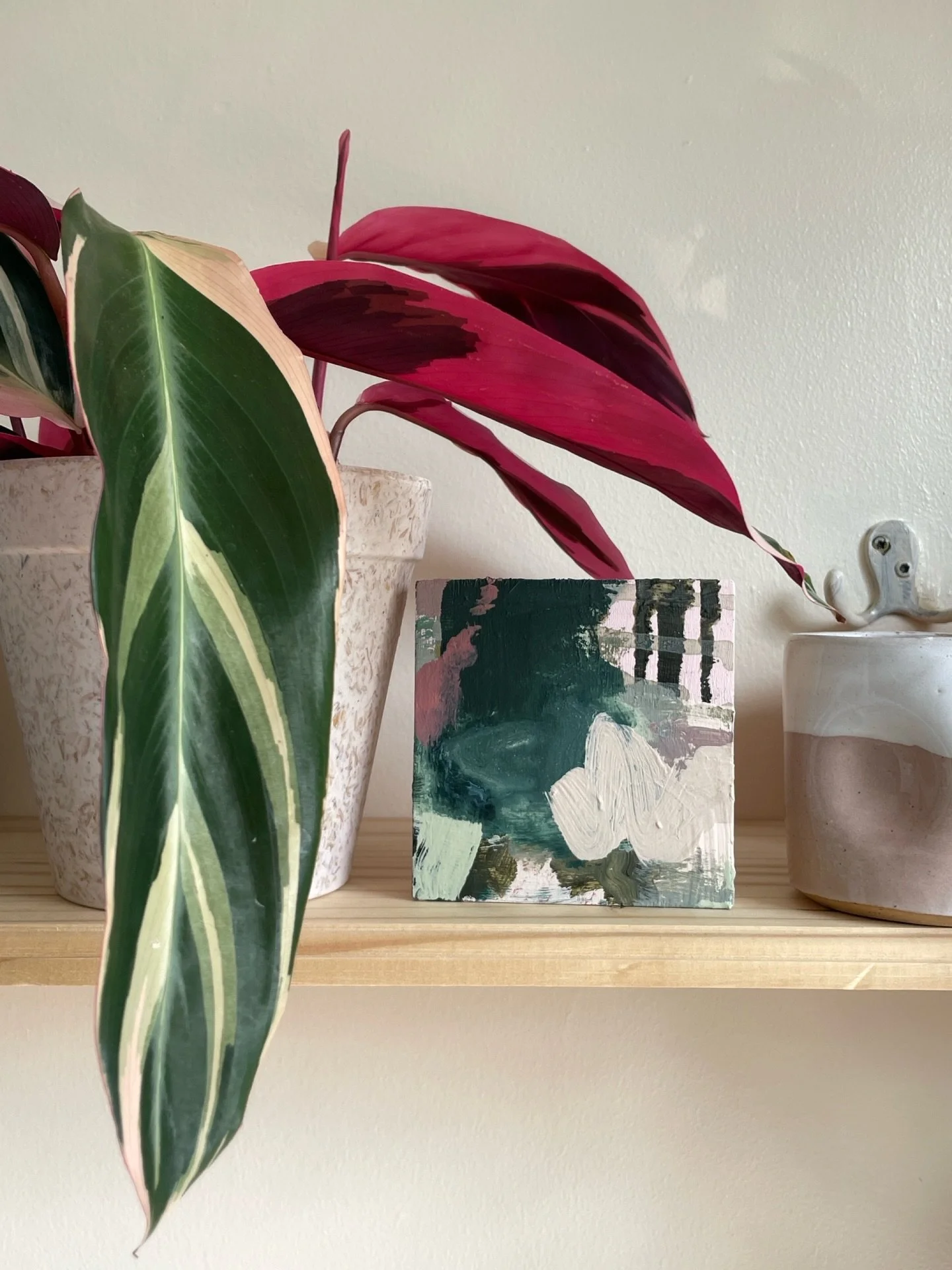 The perfect little shelfie moment..

Only a few mini paintings left, grab yours now! Link in bio ^