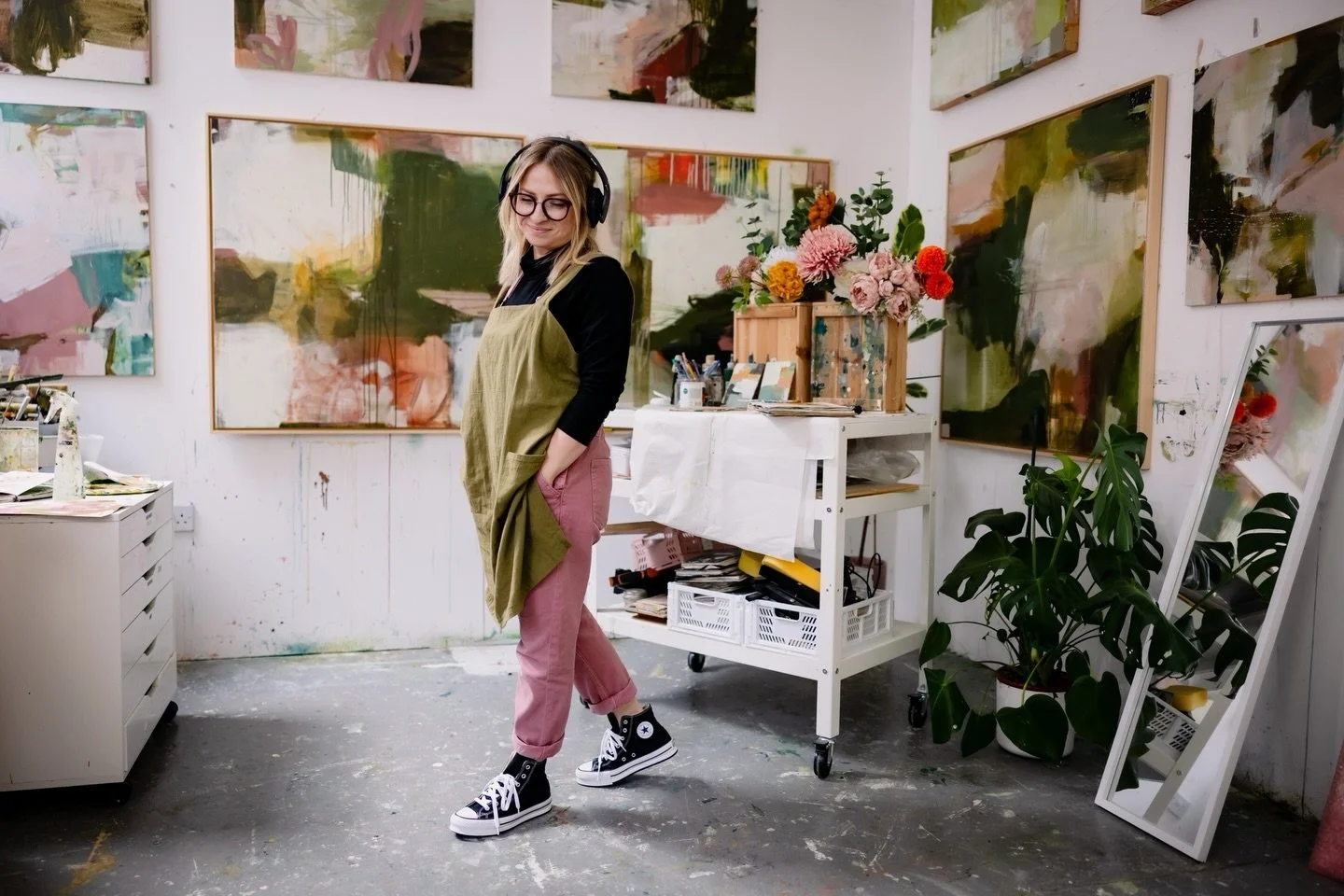 Missing the size of my old studio but also settling in to my garden studio more and more each day. The sun is shining more frequently which means inspiration and creativity for me always increases ☀️ 🎨 💃🏾 

📸 @storybrandcreative