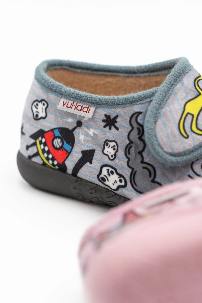 Zapatilla infantil con diseño de dibujos animados y colorido.