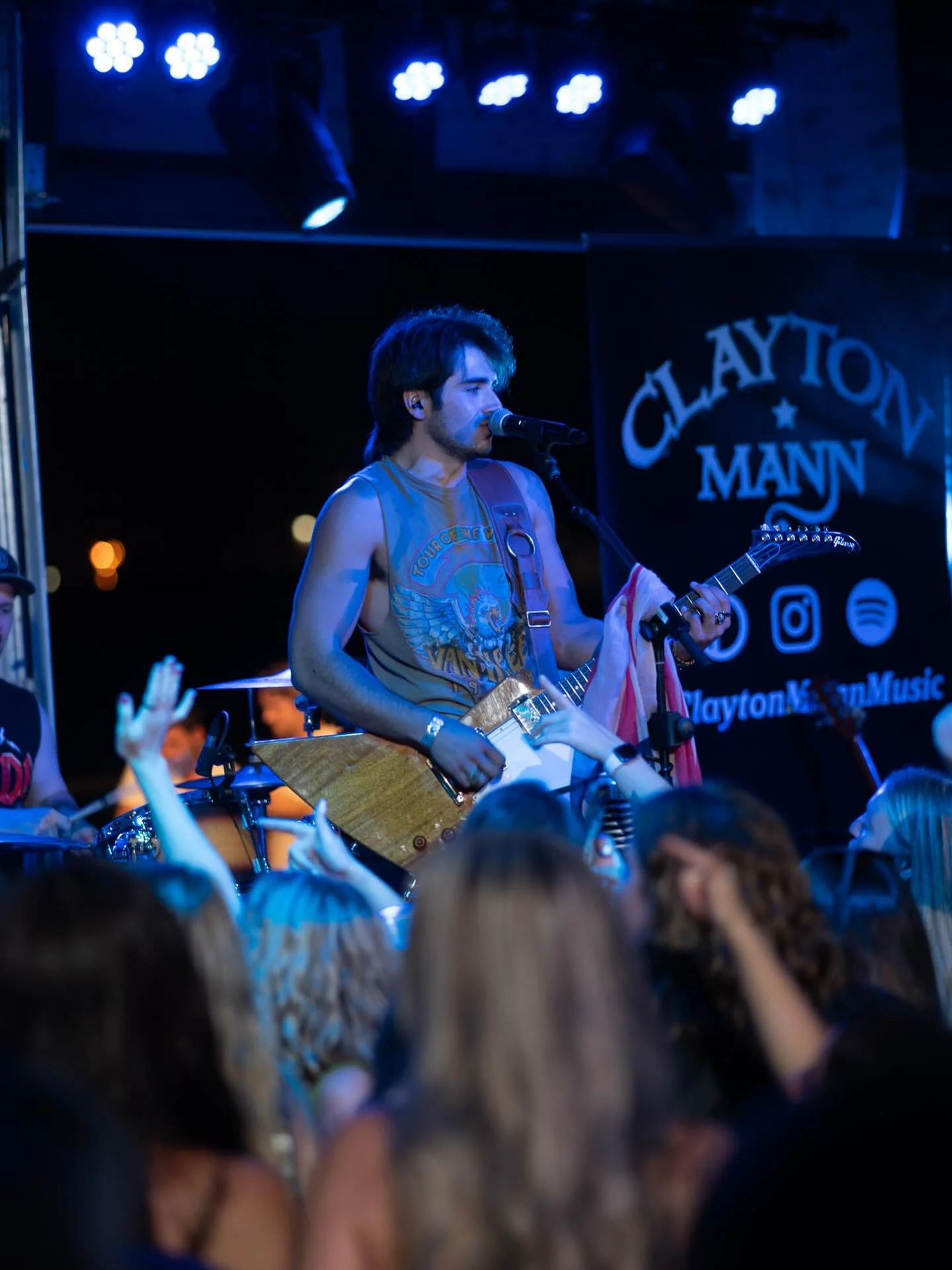 Cheers to the freakin’ weekend 🍻🎸
Doors open at 12p + kitchen ‘til 10p
Live music kicks off at 7p with @davehinrich + 10:30p with @claytonmannmusic
