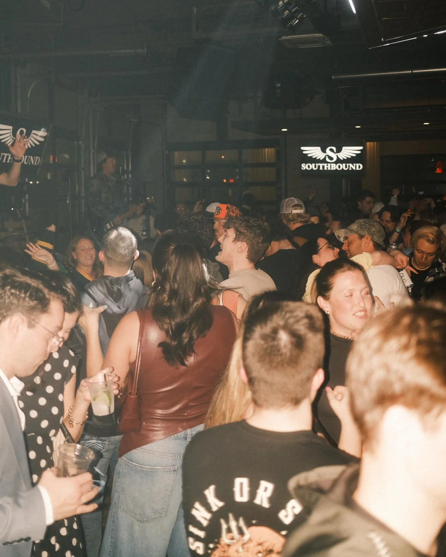 Happy Farm Friday y&rsquo;all 🤠🍻

Doors open at 6p + kitchen open &lsquo;til 10p 

Live music kicks off at 10:30p with @devinhenrymusic