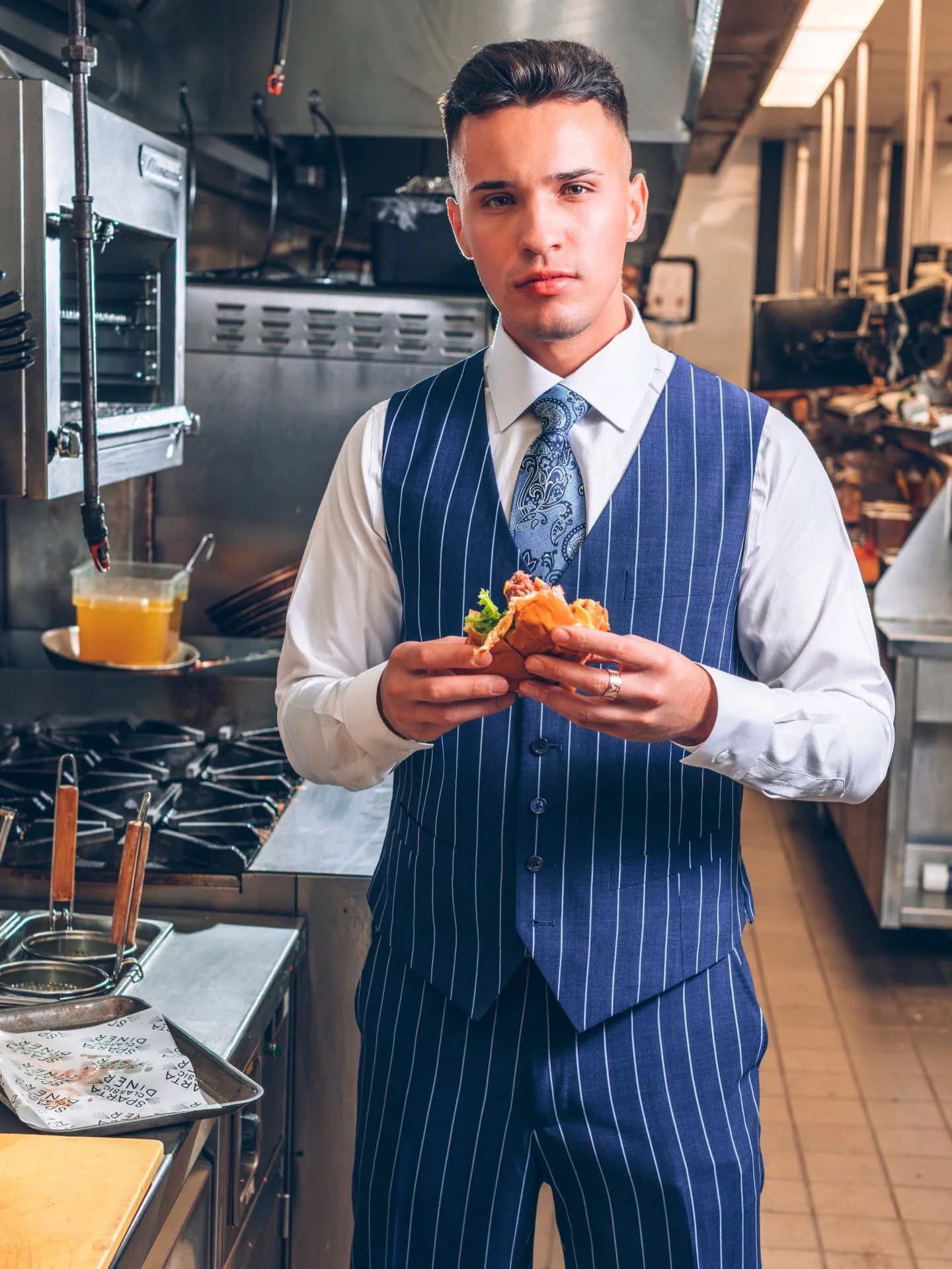 Flowers are nice. 

A well-dressed man with an appetite? 

Even better. 

#happyvalentinesday #onoreclothing  #threepiecesuit #valentinesstyle #njmenswear

📷 by @wonderandcocreative and @markmartucciphoto