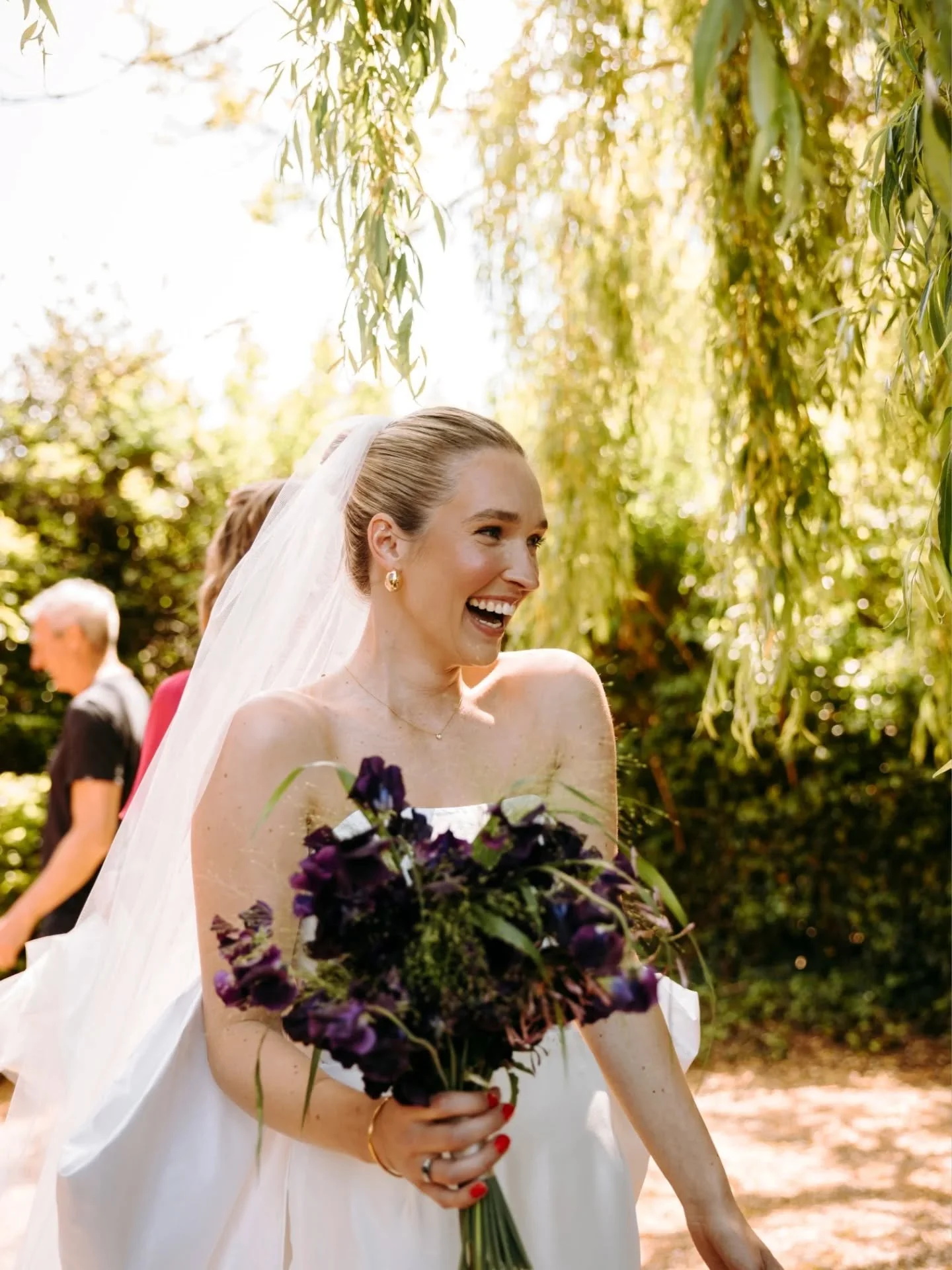 That smile, that dress, this bouquet. What a dreammmm ✨ 

Using just sweet peas, jasmine and fountain grass, Alice's bouquet was as effortlessly chic as her.

So much more to share from this incredible day!

Photography @bellesandconfetti
Dress @susa