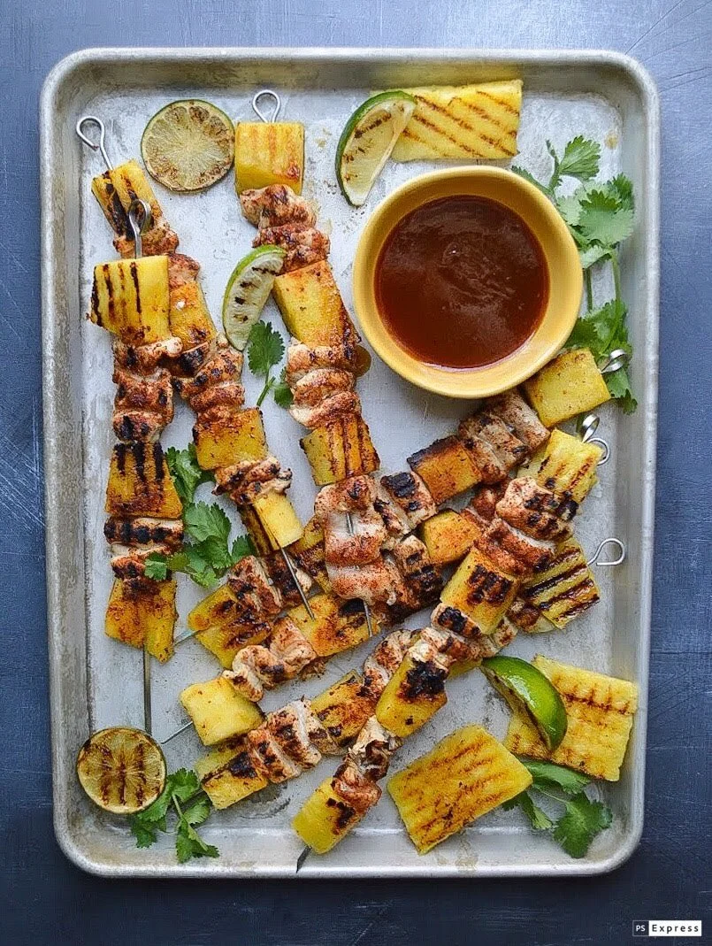 Chicken + Pineapple Skewers 🍍🍍🍍
Easy #GrillingRecipe ! 

Ingredients

1 &frac12; LB chicken breast, cut into cubes
1 pineapple, peeled, cored, cut into big cubes
2 tablespoons blackened seasoning 
4 limes, cut into wedges 
&frac14; bunch fresh cil