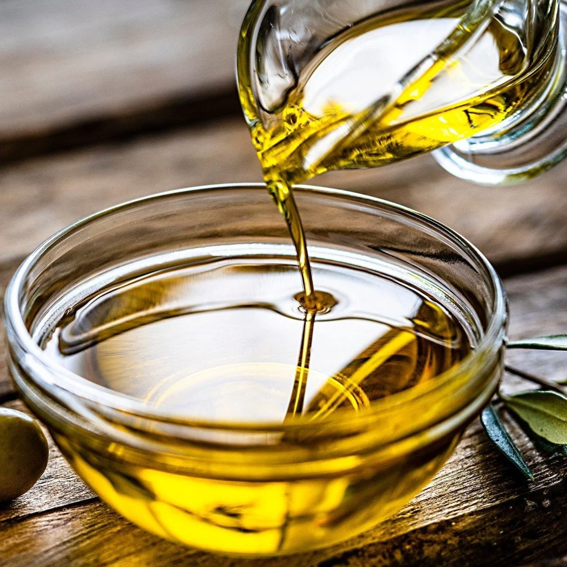 What are refined oils aka seed oils? 🤔🫒 Refined oils are oils that undergo extensive processing, which strips them of their natural nutrients and introduces harmful additives. In my blog post I dive into what exactly these oils are and what they do