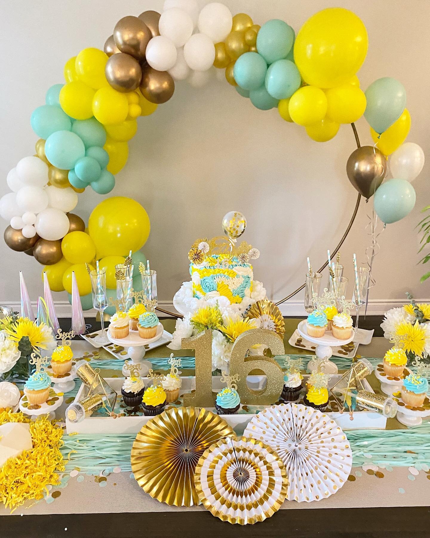 Happy Sweet 16th!!!! #tablescape #sweet16 #balloonbabe #sugaredbycass #hexagonlifestyle