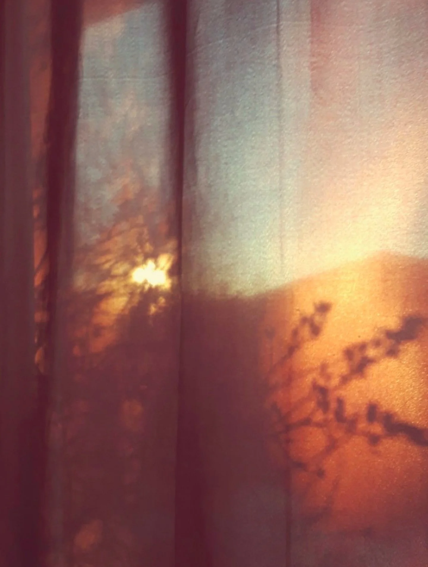 Alba o tramonto?
Forse non importa.

In fondo 
cambia solo lo sguardo 
con cui si lascia entrare la luce.

E a volte,
anche questo dice qualcosa di noi.