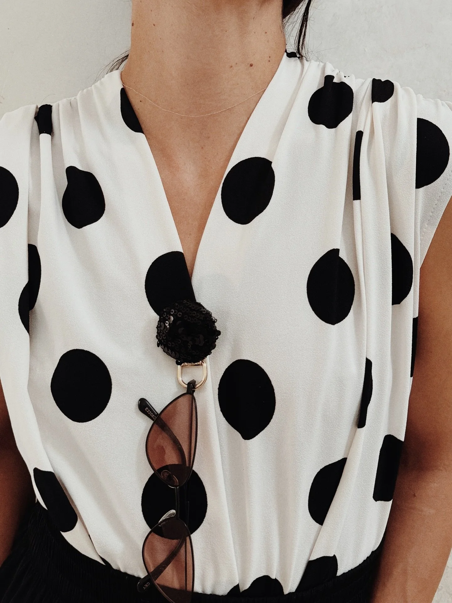 Settembre si apre in punta di piedi,
tra pois che danzano sul bianco 
e una spilla di paillettes nere che, 
discreta, 
socchiude lo scollo. 

In Puglia l&rsquo;aria profuma di nuovo inizio, 
e il gesto diventa stile. 

💎 Quando non sai che gioiello 