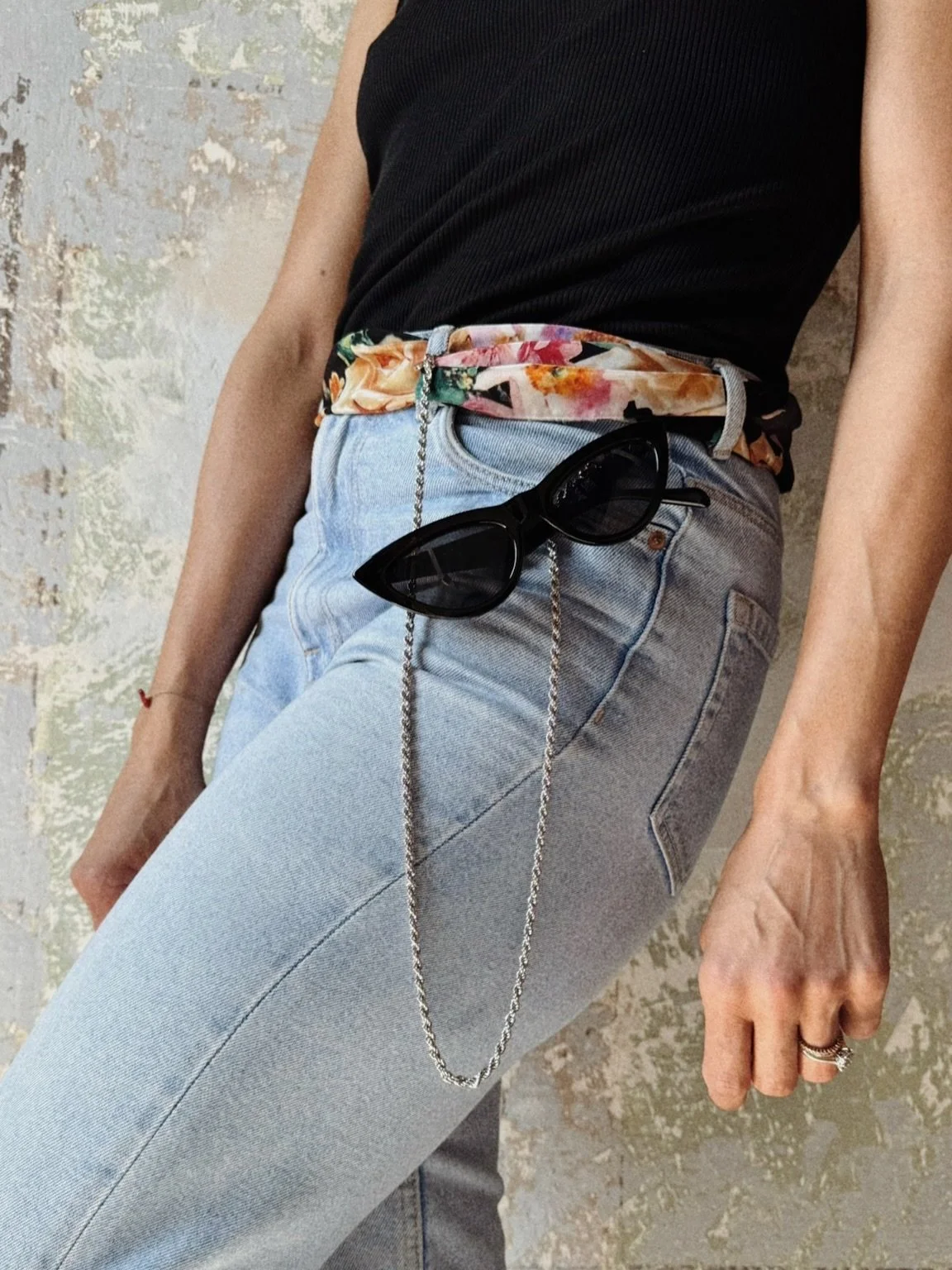 T-O-R-C-H-O-N

Quando l&rsquo;eleganza incontra l&rsquo;IMPREVISTO.

Un accessorio che si lascia reinventare: catena che diventa GESTO, stile che si aggancia al QUOTIDIANO.

Dal passante di un jeans alla tasca con gli occhiali, il dettaglio si fa fir