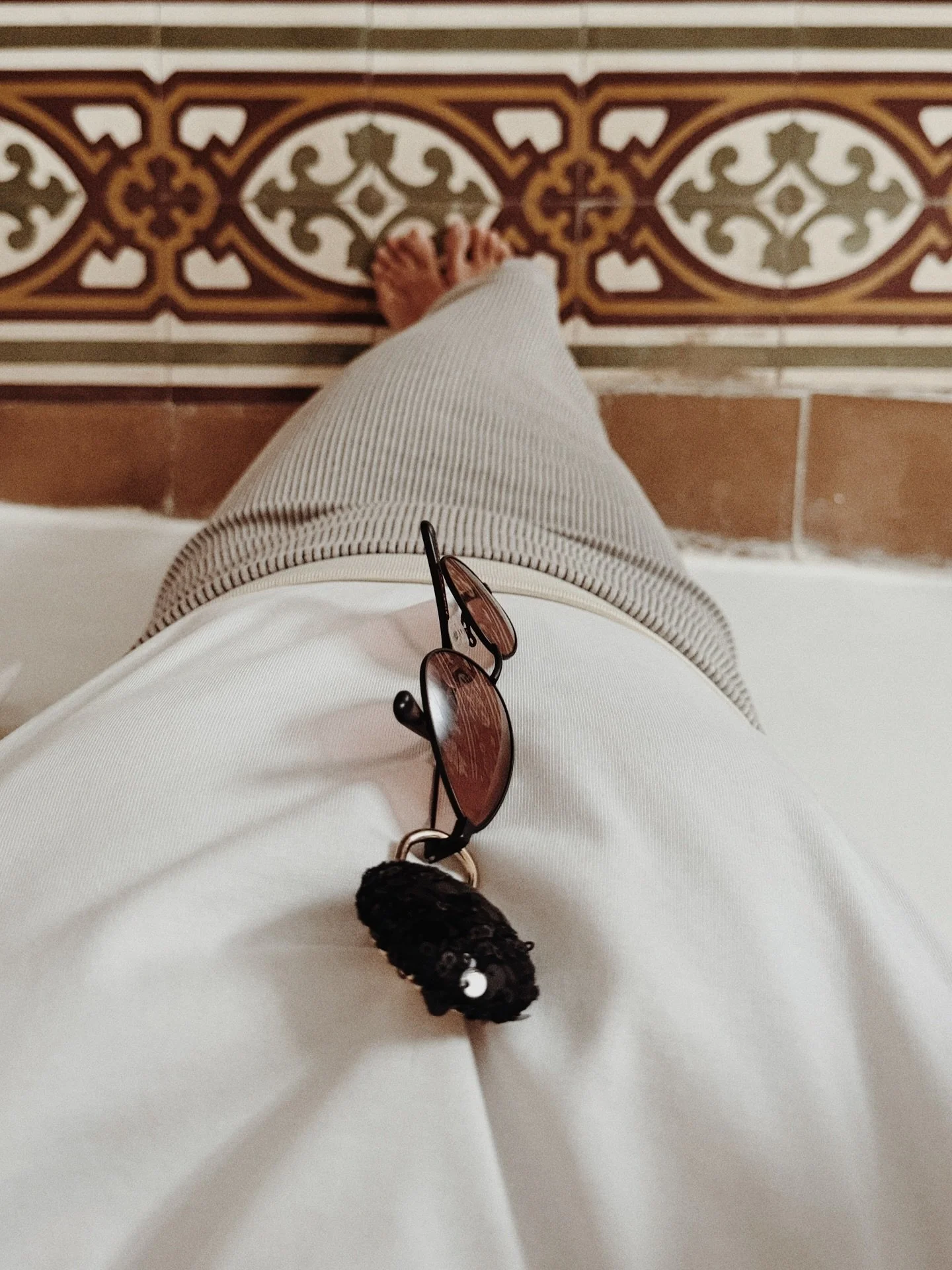 Un pavimento che racconta storie,
una terra che custodisce arte e tradizione,
un dettaglio che diventa gesto:

l&rsquo;artigianalit&agrave; come forma di bellezza eterna.

#spilla #portaocchiali #glamclip #amelu

💎 Quando non sai che gioiello indoss