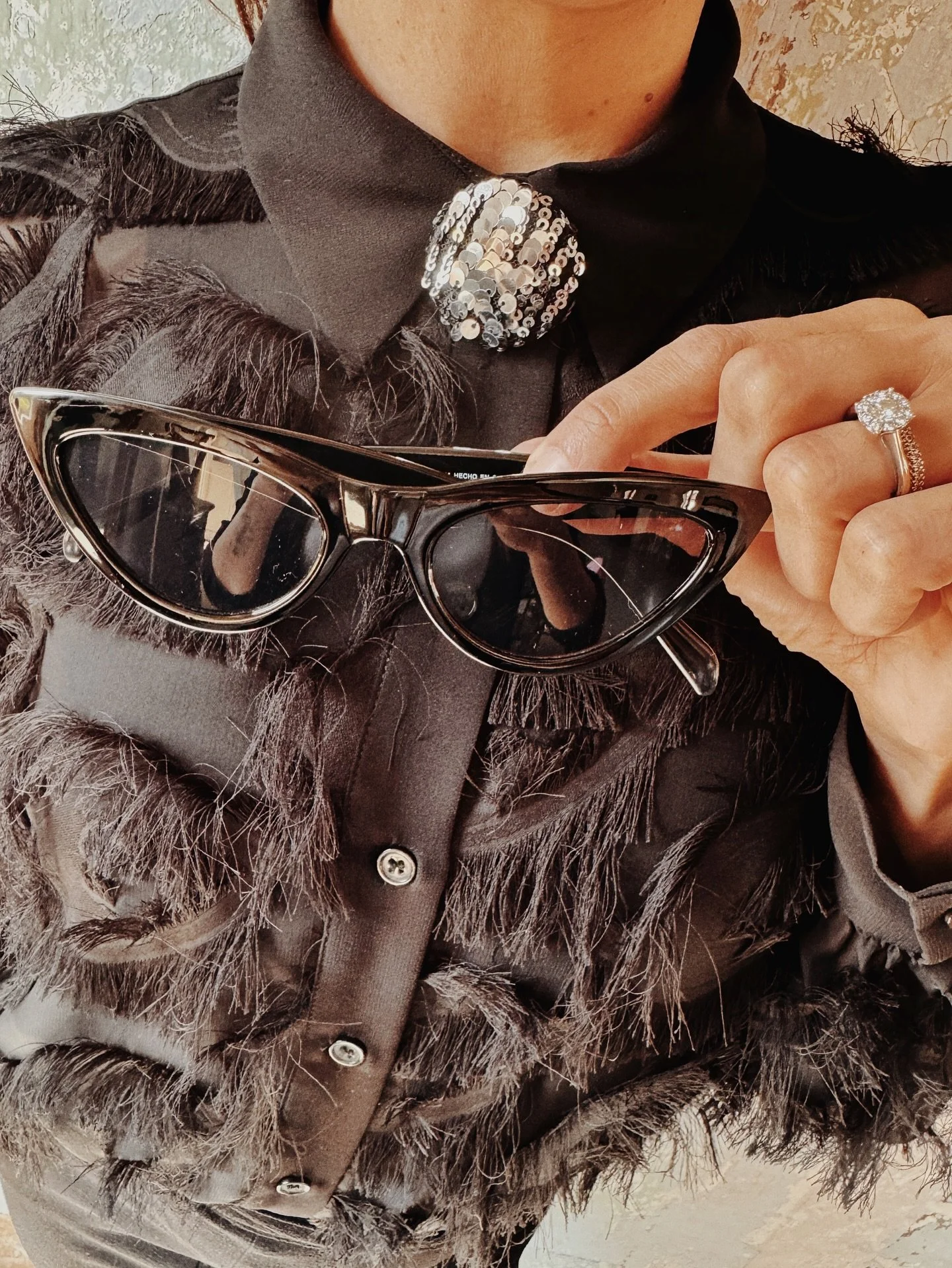 Total black, materia e luce.

La Spilla Glam Clip in paillettes silver illumina il collo della camicia e trasforma il dettaglio in protagonista.

Un gesto piccolo, 
un riflesso 
che accende l&rsquo;intero look.

Perch&eacute; l&rsquo;ordinario, con A