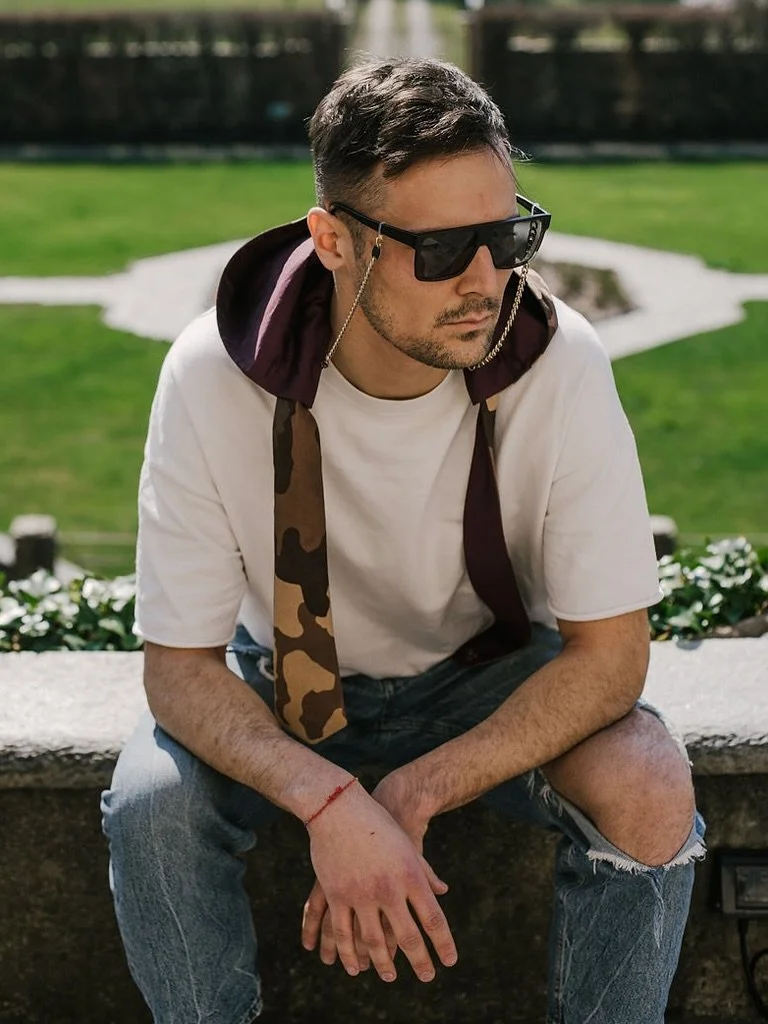 CAPUCHE UOMO AMEL&Ugrave;. 

L&rsquo;eleganza maschile, riletta con libert&agrave;.

Catene portaOcchiali removibili in oro nichel free anallergico.