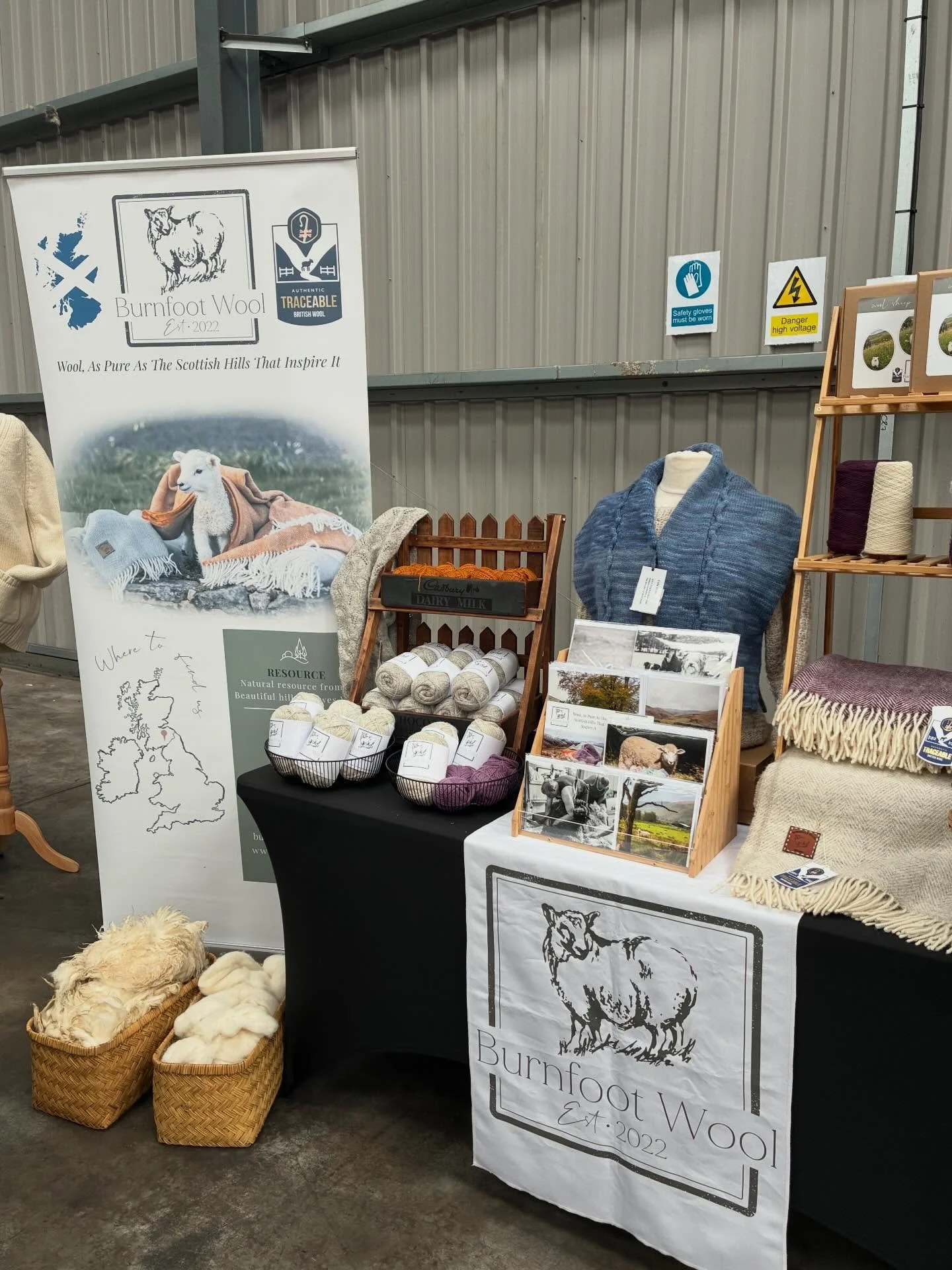 Day trip out to @britishwool Selkirk to celebrate a new 100% Scottish wool label 🐑🏴󠁧󠁢󠁳󠁣󠁴󠁿 

Was great to see @burnfootwool with their woven by Drove Weavers blankets using traceable wool from their own sheep and farm 🐑 

@junele.sandra produ