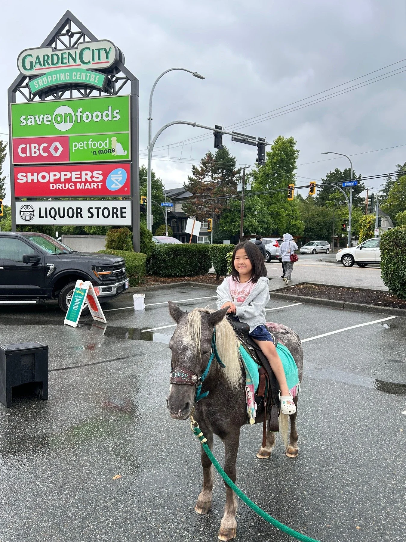 🐾 Even our furry friends came out to play at Summer Stretch! Huge thanks to @laughingstockranch for the unforgettable pony rides and the chance to meet the sweetest animal pals &mdash; they brought endless smiles to families all day long. 💛

🎉 Ano