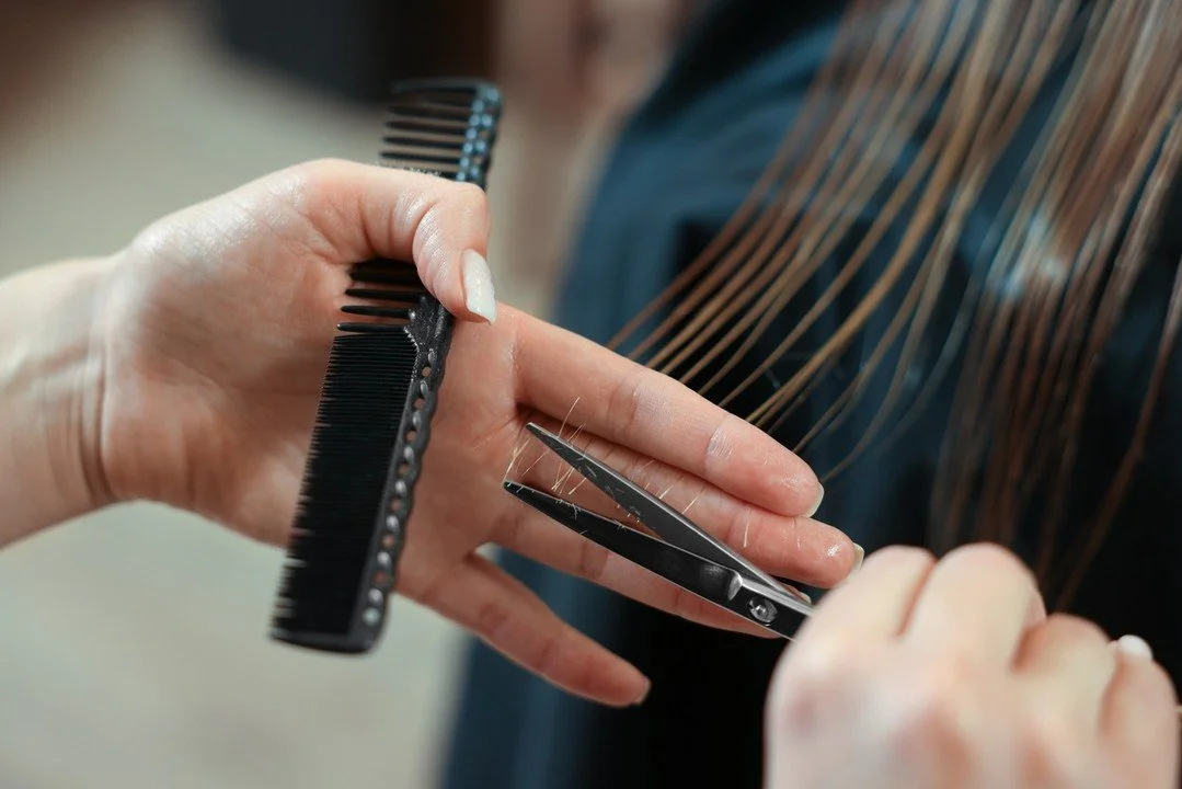 Have you been rocking the same hairstyle all year? ✂️

It&rsquo;s time for a change! Swing by Blundell Hair Salon to freshen up your look. Go shorter, add some waves or curls, and step into the holiday season party-ready ✨

📍 : #115 - 9040 Blundell 