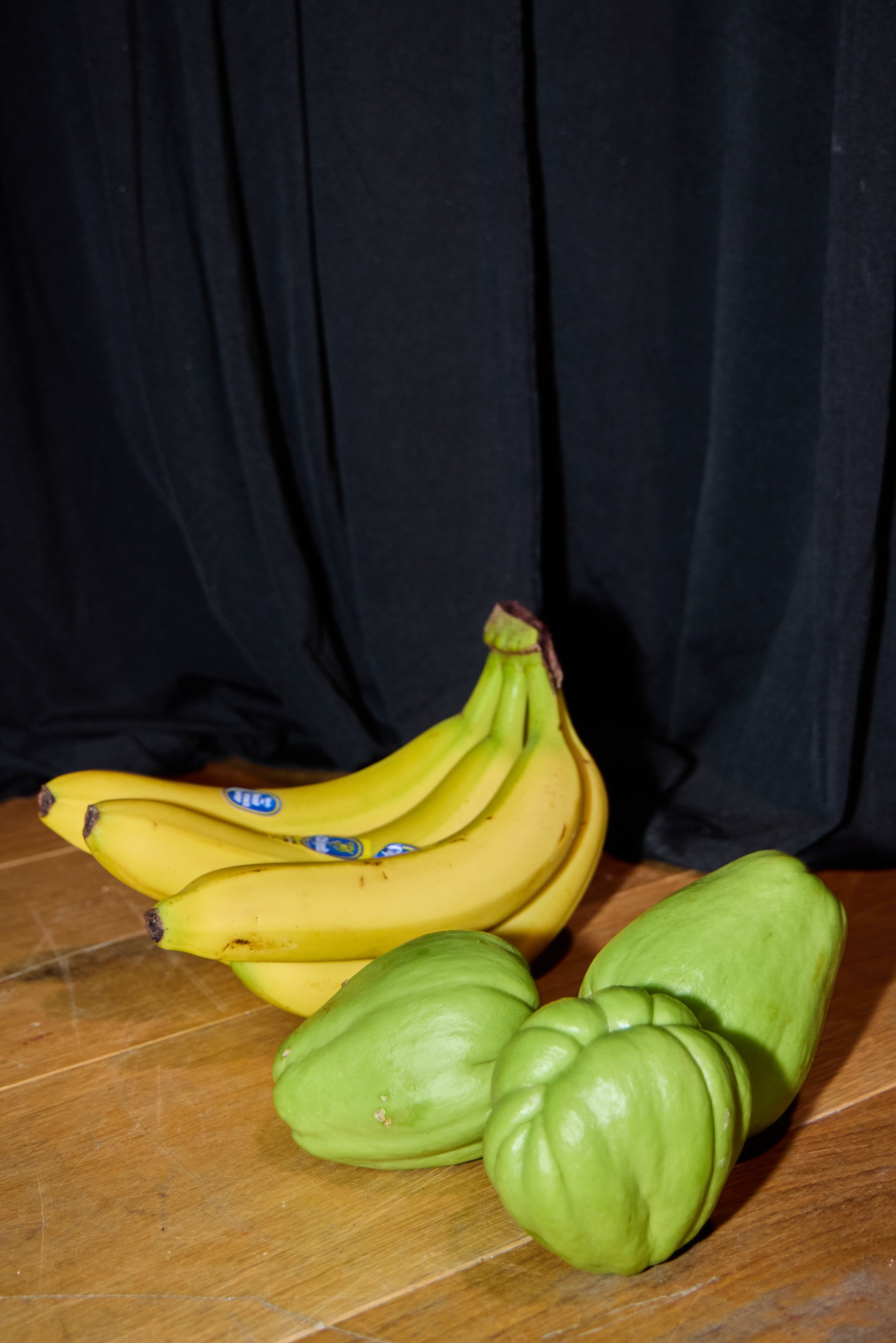 Débora Delmar, Brief VII, 2026. As set out in the contract: Débora Delmar and Gabriela Román González agreed to acquire one imported good from Brixton Market on their way to the opening of the Exhibition. These were placed within the Exhibition space