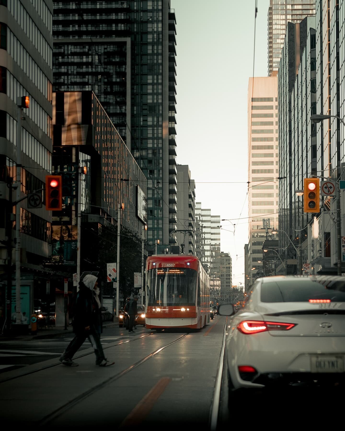 Quick snaps of the city 

#streetphotography #urbanphotography #sonya7iii #sigma50mmart #downtowntoronto #cntower #gardnerexpressway #gotrain #ttc #gotransit #toronto #skyscrapers