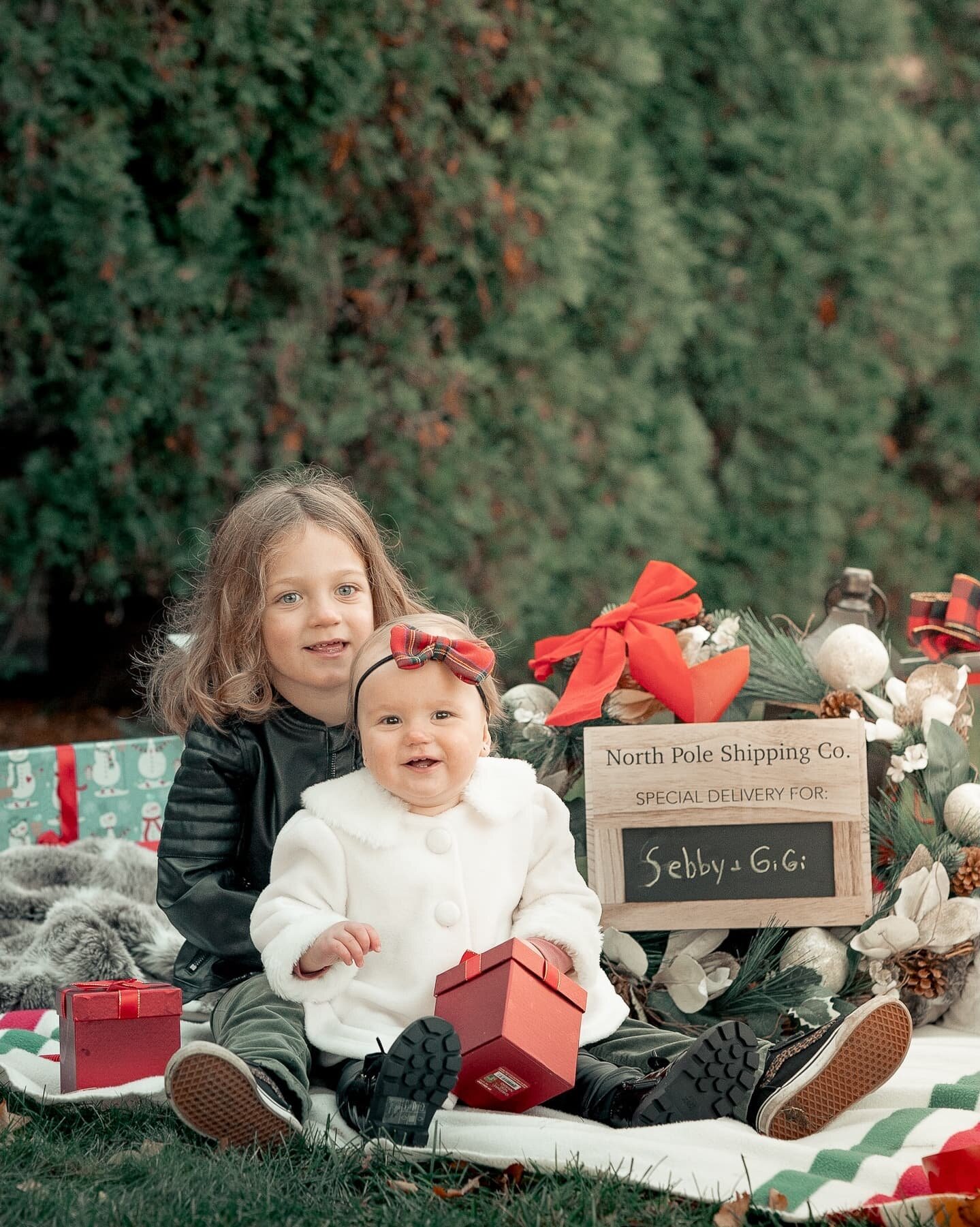 🥰🥰🥰

#portraitphotography #christmaspicnic #xmasdecorations #Christmas #gta #torontophotographer #hamiltonphotographer #familyphotoshoot #family #cutebaby #siblinglove #sonyalpha #sigma85mmart