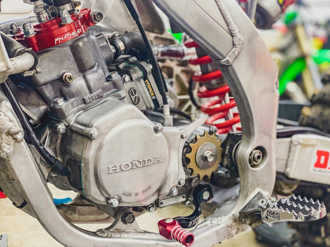 This 125 rebuild for @etai_naor28 featuring @phatheadracing is almost complete! Can&rsquo;t wait to hear this start up. #twostroketuesday
.
Whether you need a tune up, rebuild, or service South Bay Powersports has you covered.