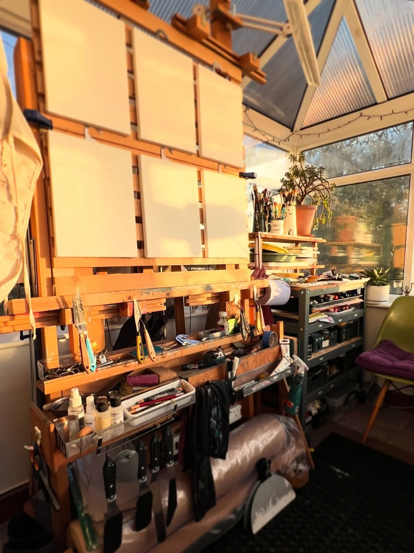 Happiness is getting the conservatory easel prepared for a bunch of new paintings, and the warm glow of a beautiful spring sunset. 
Six canvases and a fresh batch of @dalerrowney1783 #system3acrylics on the workbench. Bliss. 😊
#artstudio #artistatwo