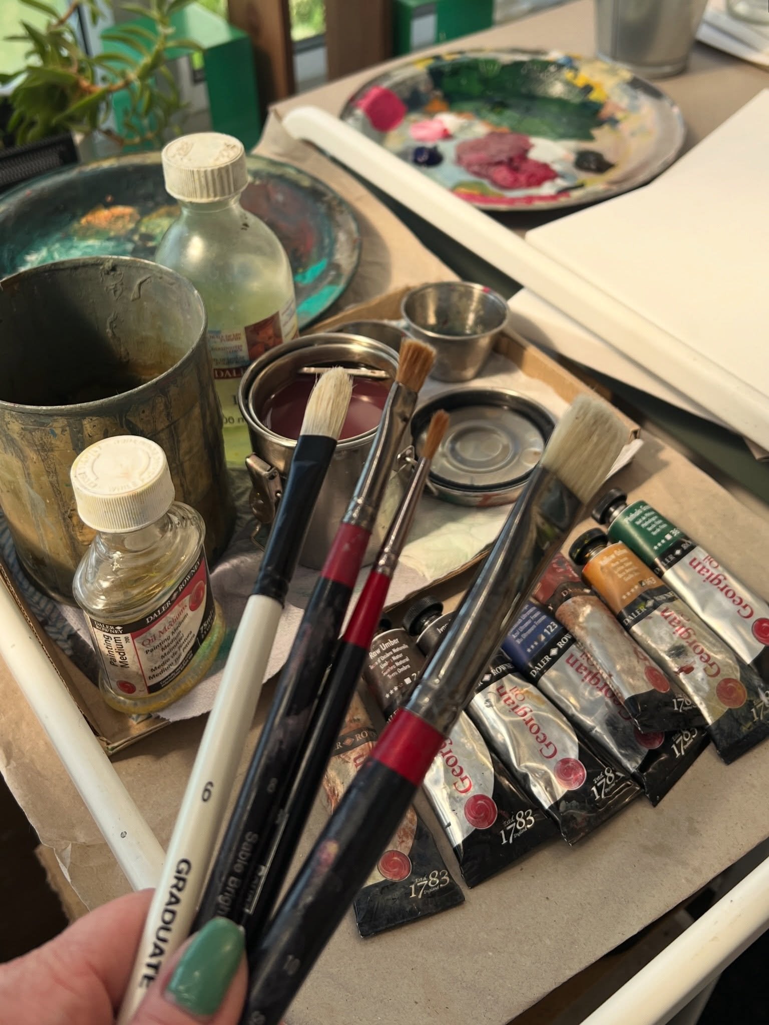 🤔 Is it weird that I really like the smell of oil painting on a warm day in the conservatory? Seems like it must be similar to how car enthusiasts love the smell of engines and fuel. 😄 What &ldquo;not nice smell&rdquo; do you love? 
⬇️📝 
Been a cr