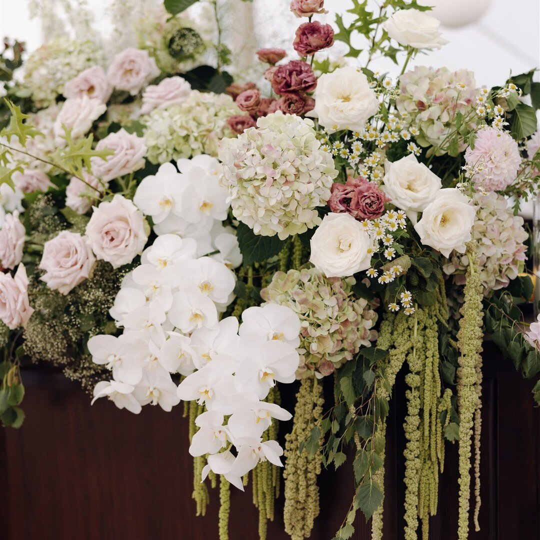 All the wild flower goodness from A + O's wedding reception at the incredible Royalburn Events.

Imagery @haute.weddings 
Florals @littlebotanica__ 
Venue @royalburn_events