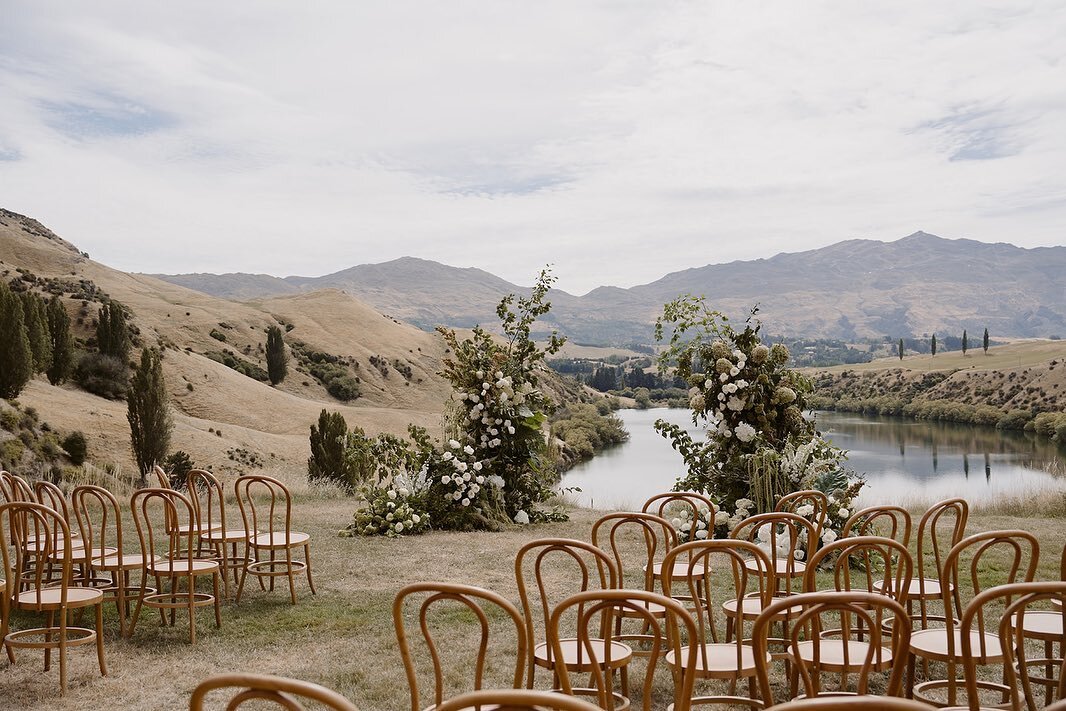 Continued ceremony details for Sara + Jon.

We are all about making the most out of every finer wedding aspects, relocating ceremony florals is of course the main one. Wait until you see how these were repurposed 🤍🤍

Florals @littlebotanica__ 
Imag