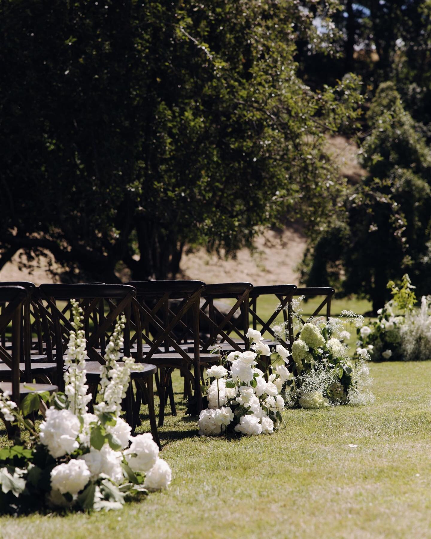 Beautiful black tie garden weddings.. 🖤🍃

Imagery @haute.weddings 
Florals @littlebotanica__