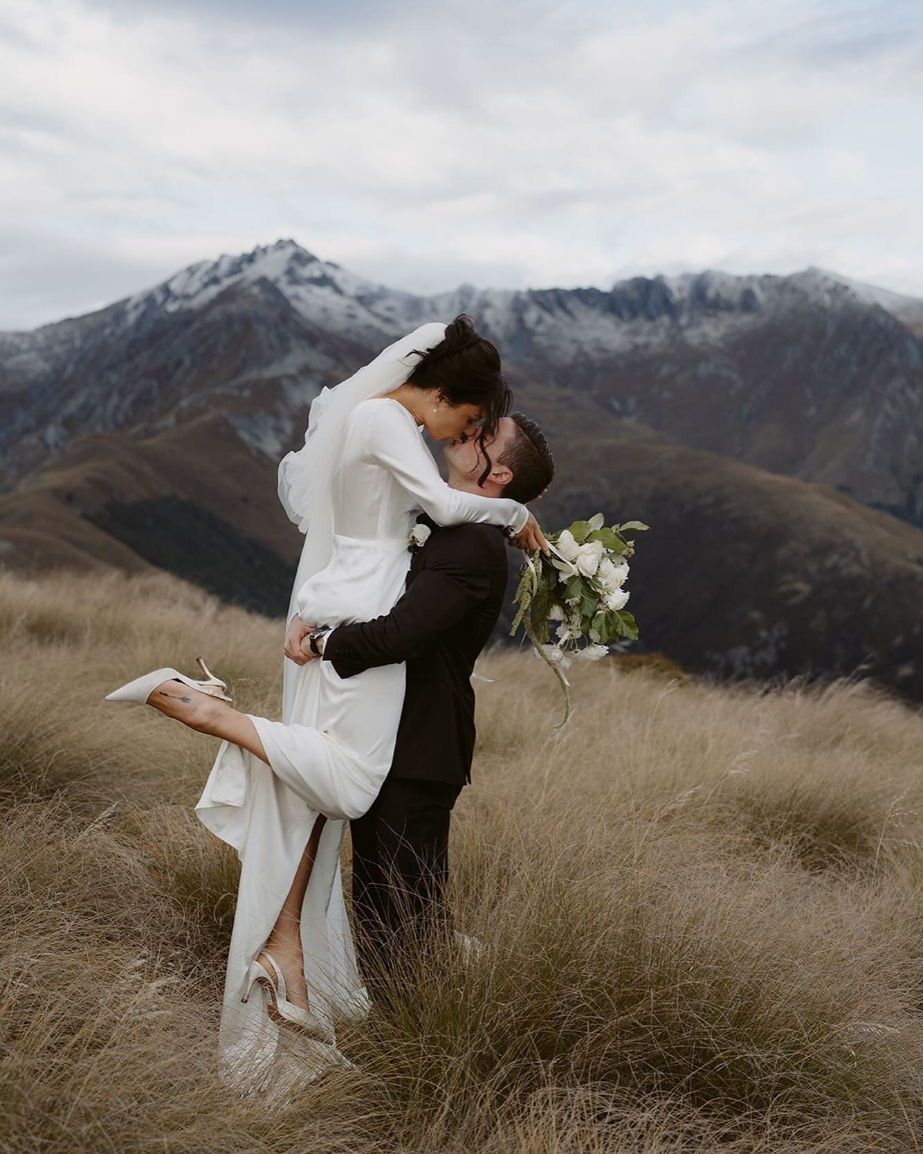 The stunning Kiah and Adam, mountain top and in those just married feels 🤍

Imagery @katerobergephotography