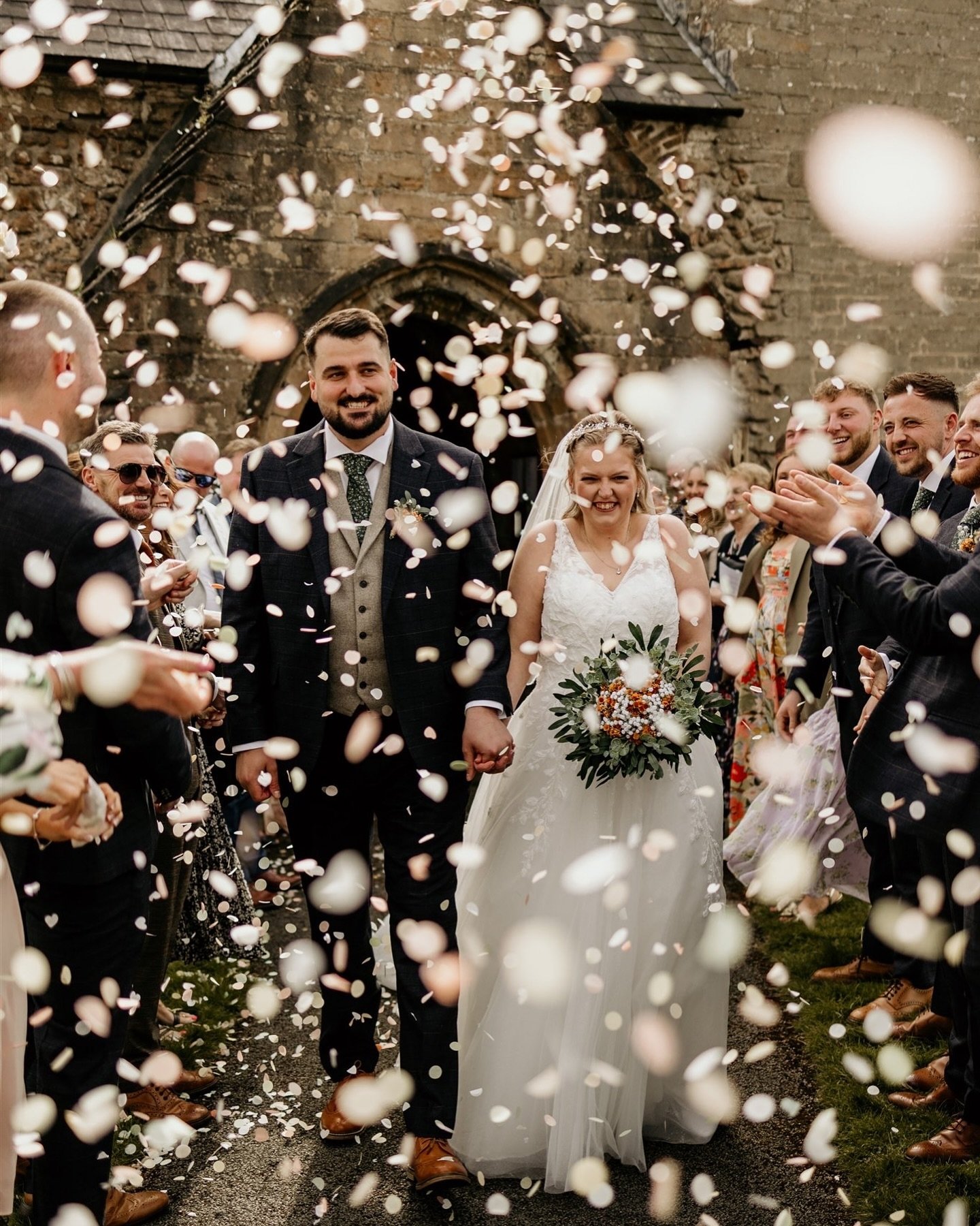 Thank you for all of the love for this shot on stories 🫶🏻✨ 

If you want confetti photos like these, I highly highly recommend @flutterdarlings confetti 👏🏻 It really is the best! 

I can&rsquo;t wait to share more of Jess and Kieran&rsquo;s day s