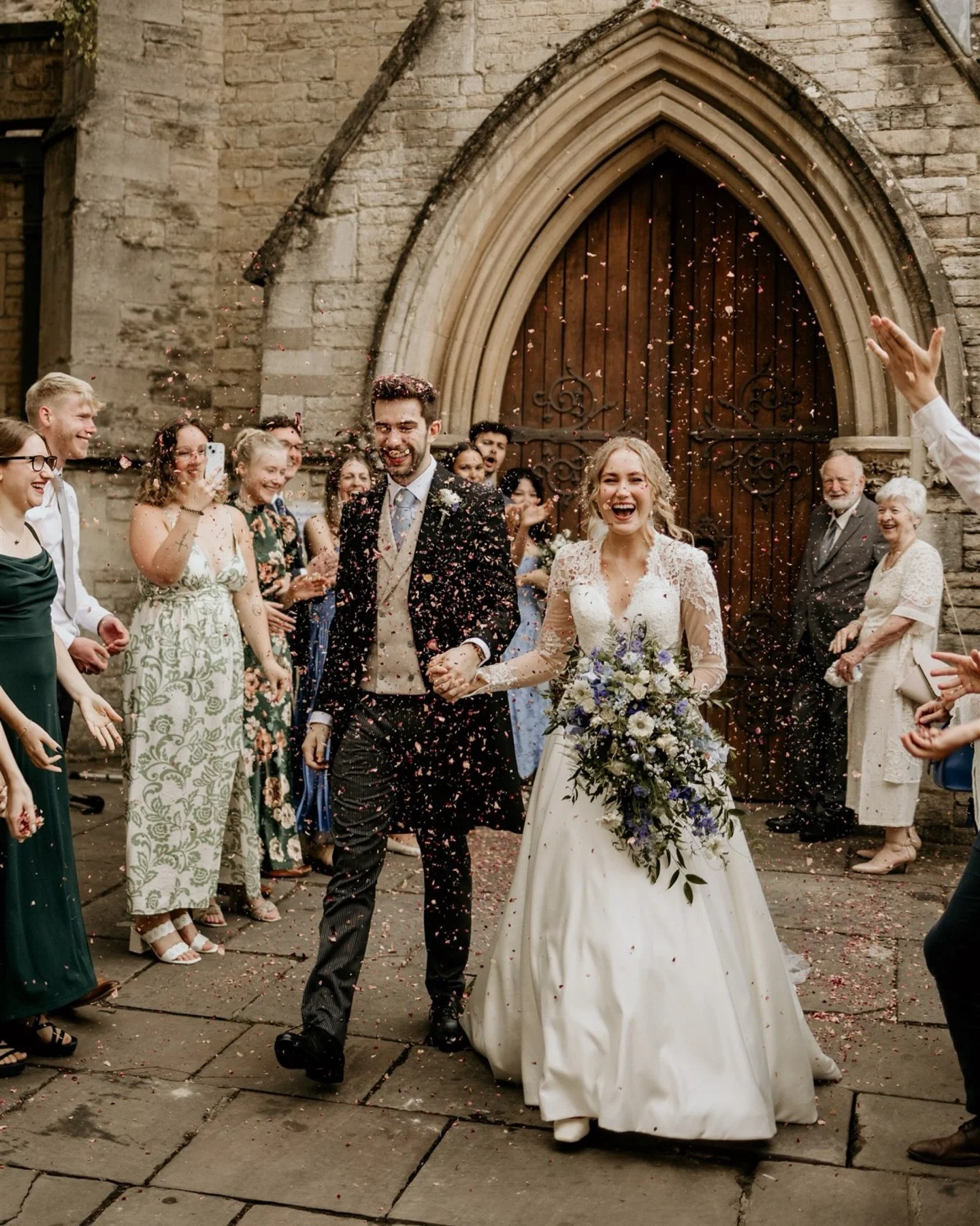 I&rsquo;m very ready for many confetti clouds like this over the coming weeks 🧡

2026 wedding season is nearly in full swing 🫶🏻

Photographer: @leafehayes_photography 

Images taken and edited by me whilst second shooting for @hannahamy.photograph