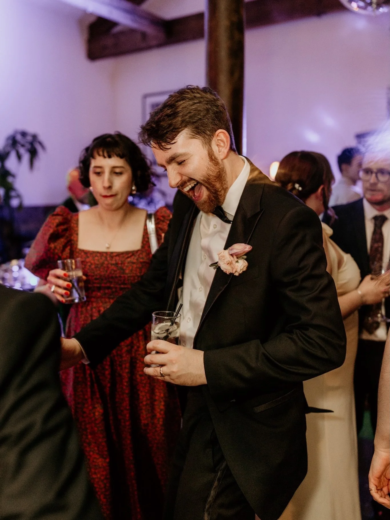 Your sign to book a wedding photographer who gets stuck in on the dance floor and captures memories like these 🪩🕺🏼💃 

@leafehayes_photography 
@therivermillvenue 
@themoneymusic 
@hairbyemilybakewell 
@bethanyjoy.bridalmakeup 
@olivarabloomsweddi