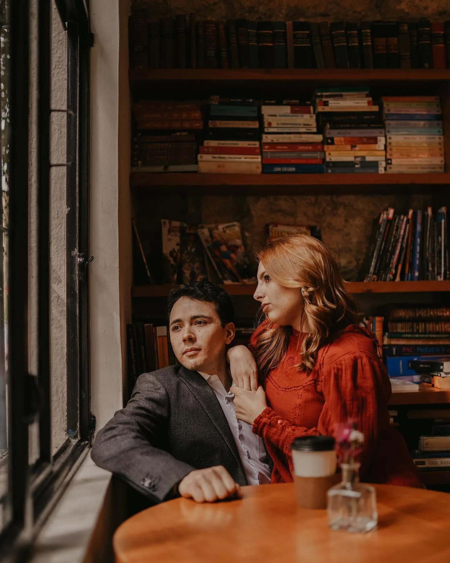 No hay nada mejor que el olor a caf&eacute; reci&eacute;n hecho y buen libro🖤📸 Carla &amp; Galo