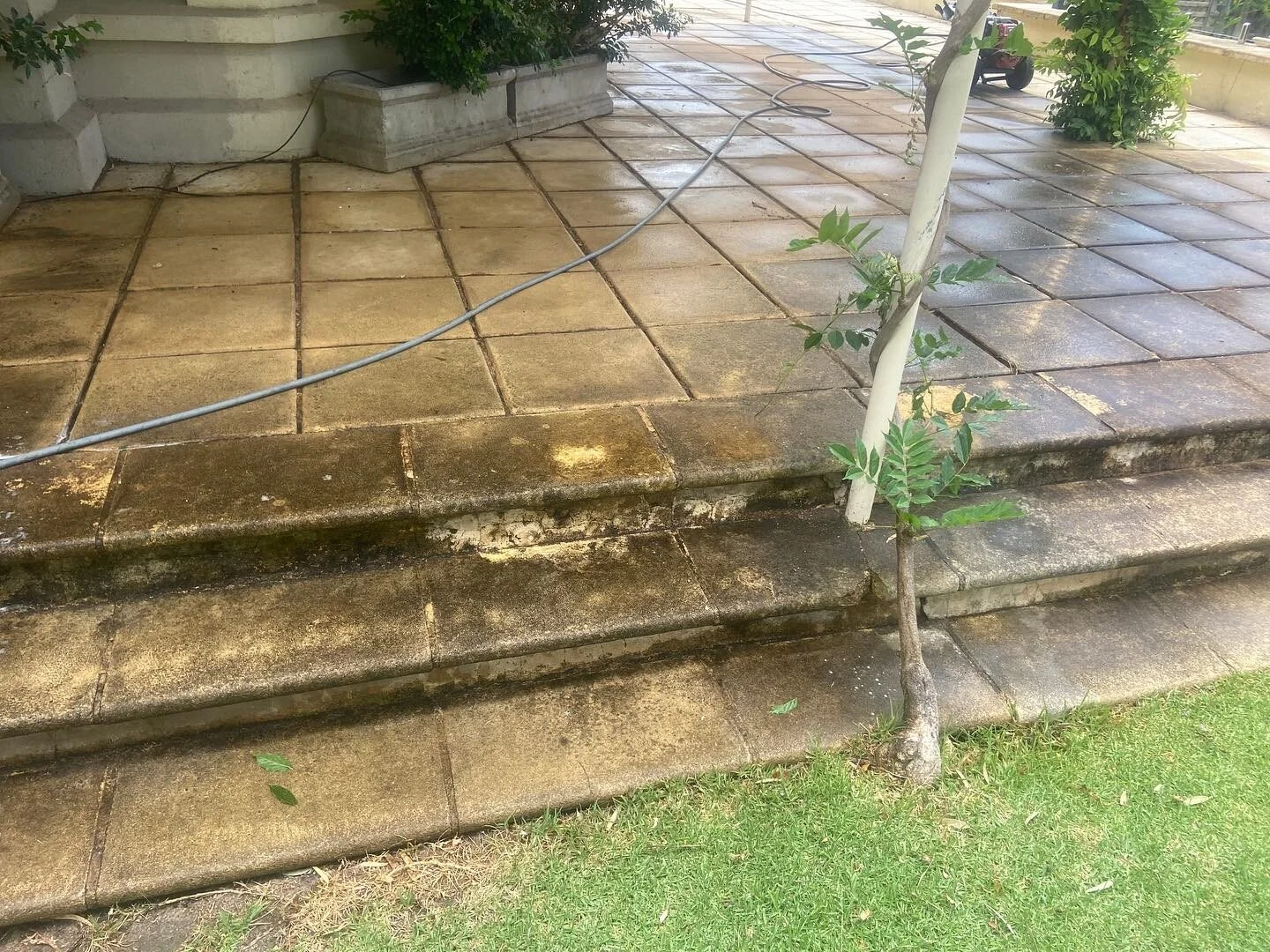 Who doesn’t love a before and after of some pressure washing #pressurewashing #washing #pavers #landscpaing #cleaning #beforeandafter