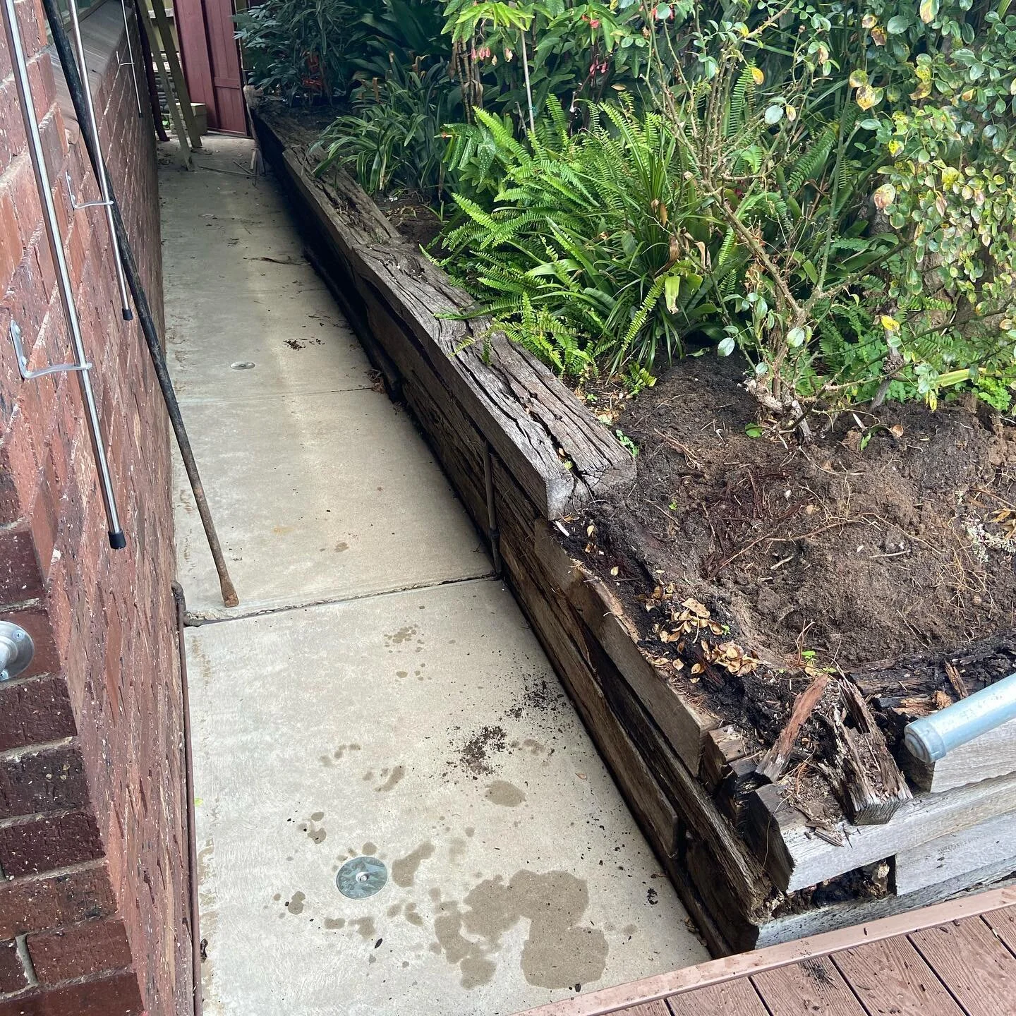 The team help rejuvenate a couple unsafe retaining walls before they totally caved in
#greendayz #gardens #garden #gardening #flowers #nature #gardendesign #plants #retainingwall #gardener #landscape #gardensofinstagram #gardeninspiration #landscapi
