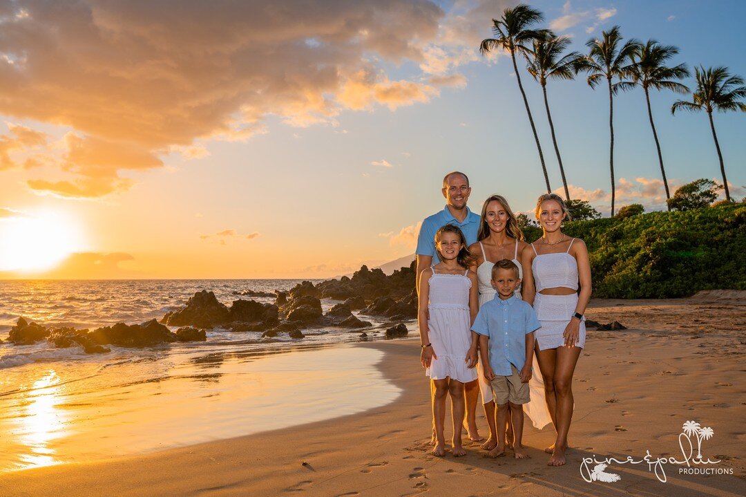 Collecting memories one sunset at a time❤☀

Couldn't be any more thankful for amazing clients and yet another beautiful view from the office🥰 

#pineandpalmproductions #mauiphotography #mauiphotographer #maui #beach #sunset #memories #familyportrait