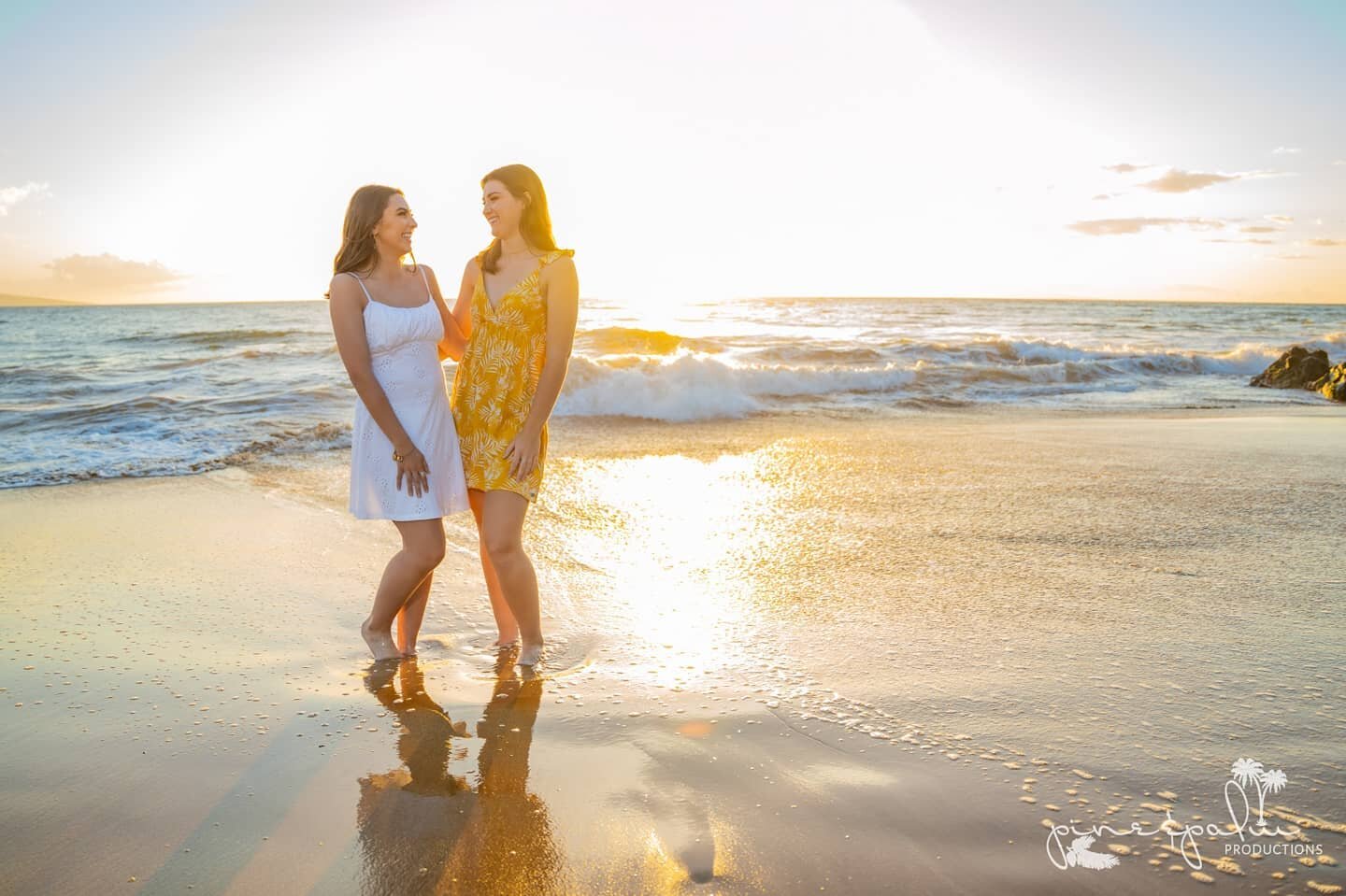 When your lucky BFF gets to come to Maui with you, of course you'll want to remeber that forever too!! ❤🌺🤙

Going through some sets from a few months ago and just realized that these two beauties actually killed a mini besties shoot within a family