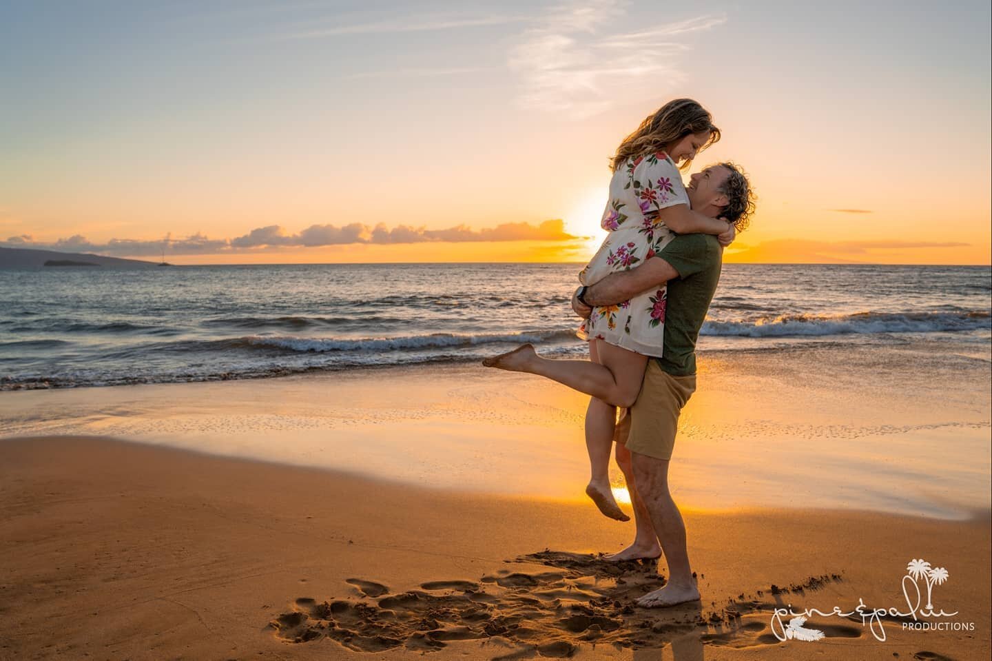 Sending out some Tuesday love😘☀️❤

Reliving Vickie &amp; Dave's magical sunset shoot. They nailed all the poses we've thrown at them... &amp; well the results speaks for itself!!😍🥰🤩

Been so busy with shoots that getting to posting has been last 