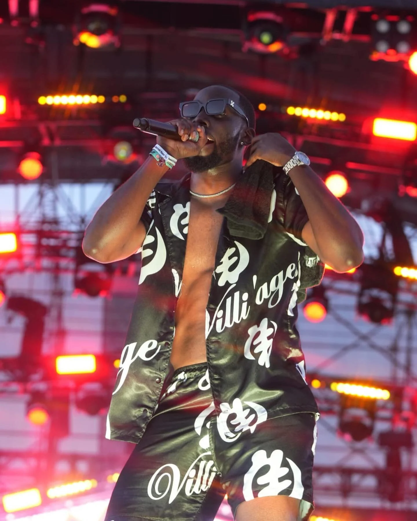 &ldquo;There&rsquo;s somethin bout killin Shit that make you feel alive &ldquo; 

Day 1 @afronation.us was wild! We go again tonight!

📸 : @apmworldmag 
Outfit : @ashantibeads