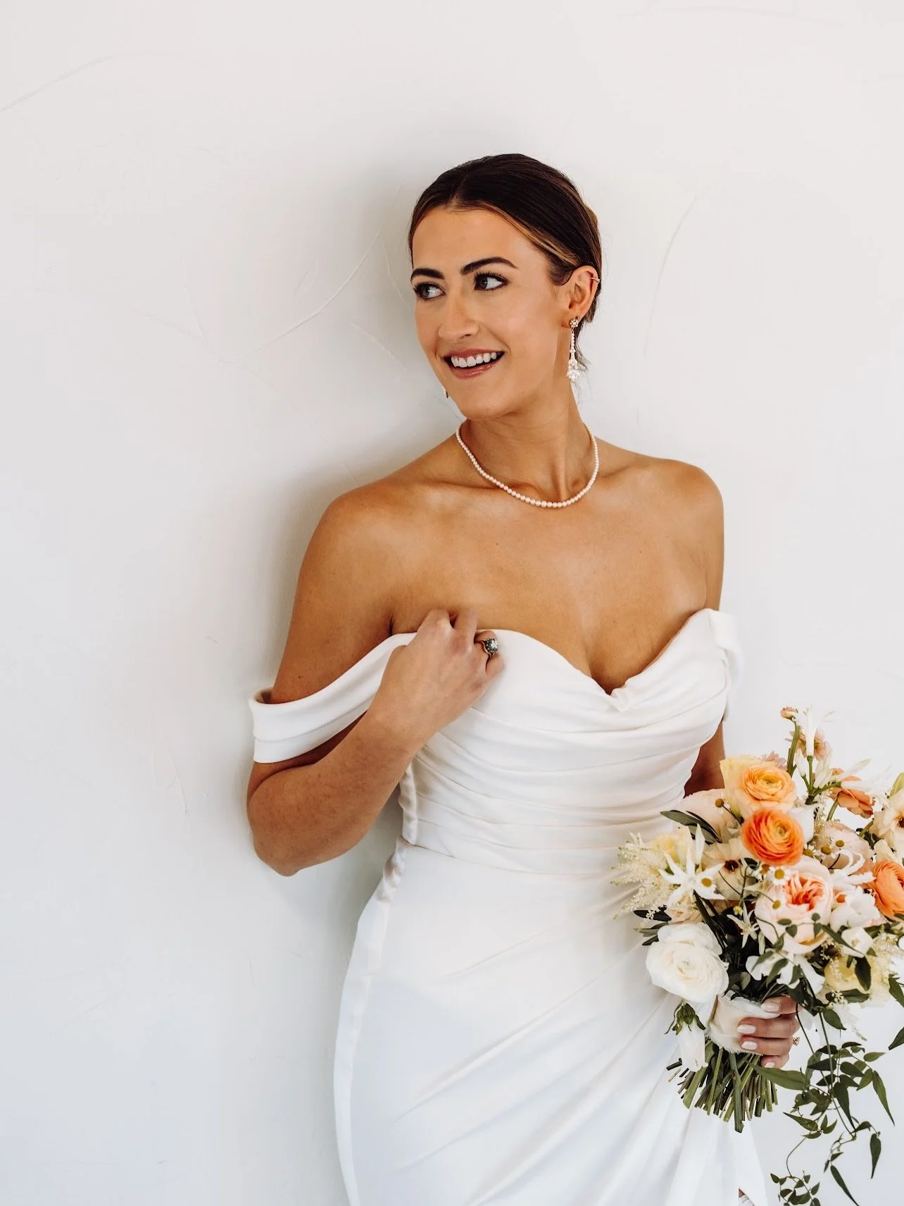 A little throwback to @sammie.inks.wilson &lsquo;s Wedding Day bc I just found these photos again and they deserve a moment. 🫶

📸 @mackenziknightphoto 

#theoaksatplumcreek #coloradomakeupartist #denvermakeupartist #coloradoweddingmakeup #denverwed