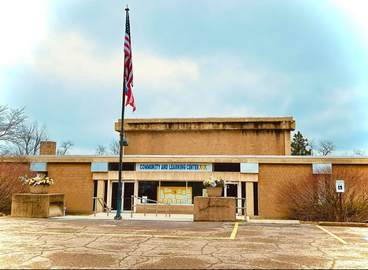 Liverpool community center - dueling pianos performance