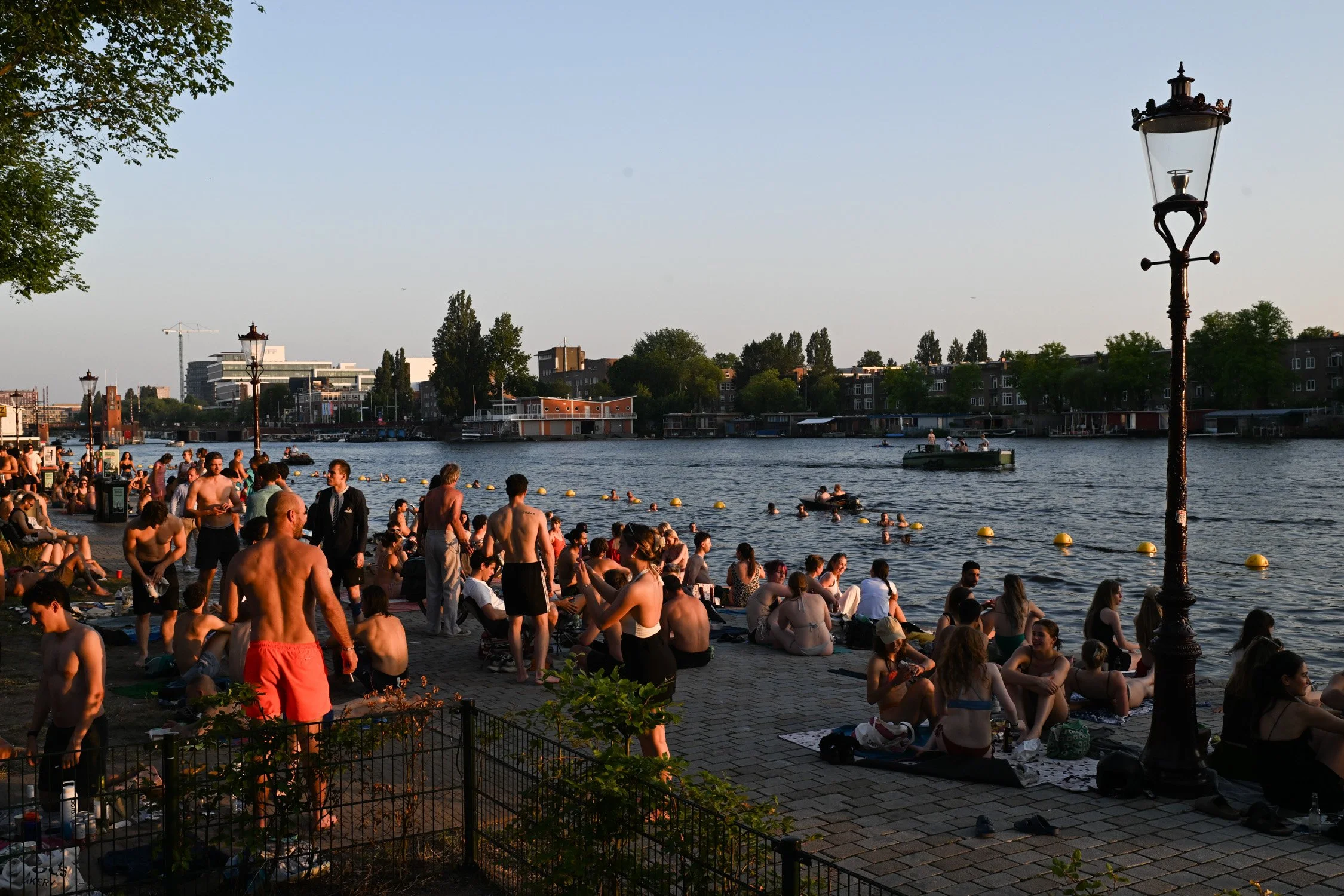 2026-06-24_NLD_Amsterdam_Weesperzijde_Heatwave--c--paulinewalzak-1.jpg