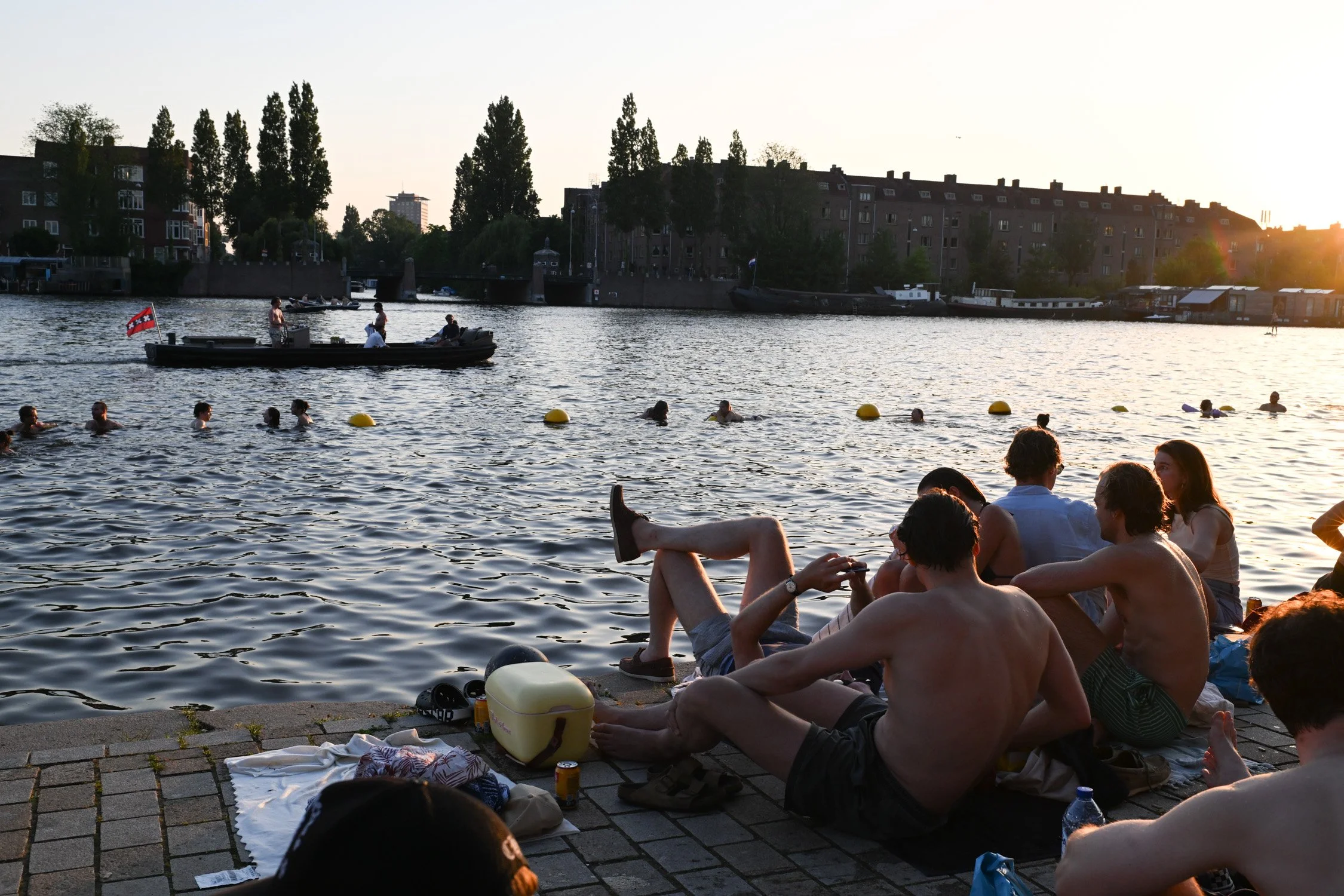 2026-06-24_NLD_Amsterdam_Weesperzijde_Heatwave--c--paulinewalzak-5.jpg