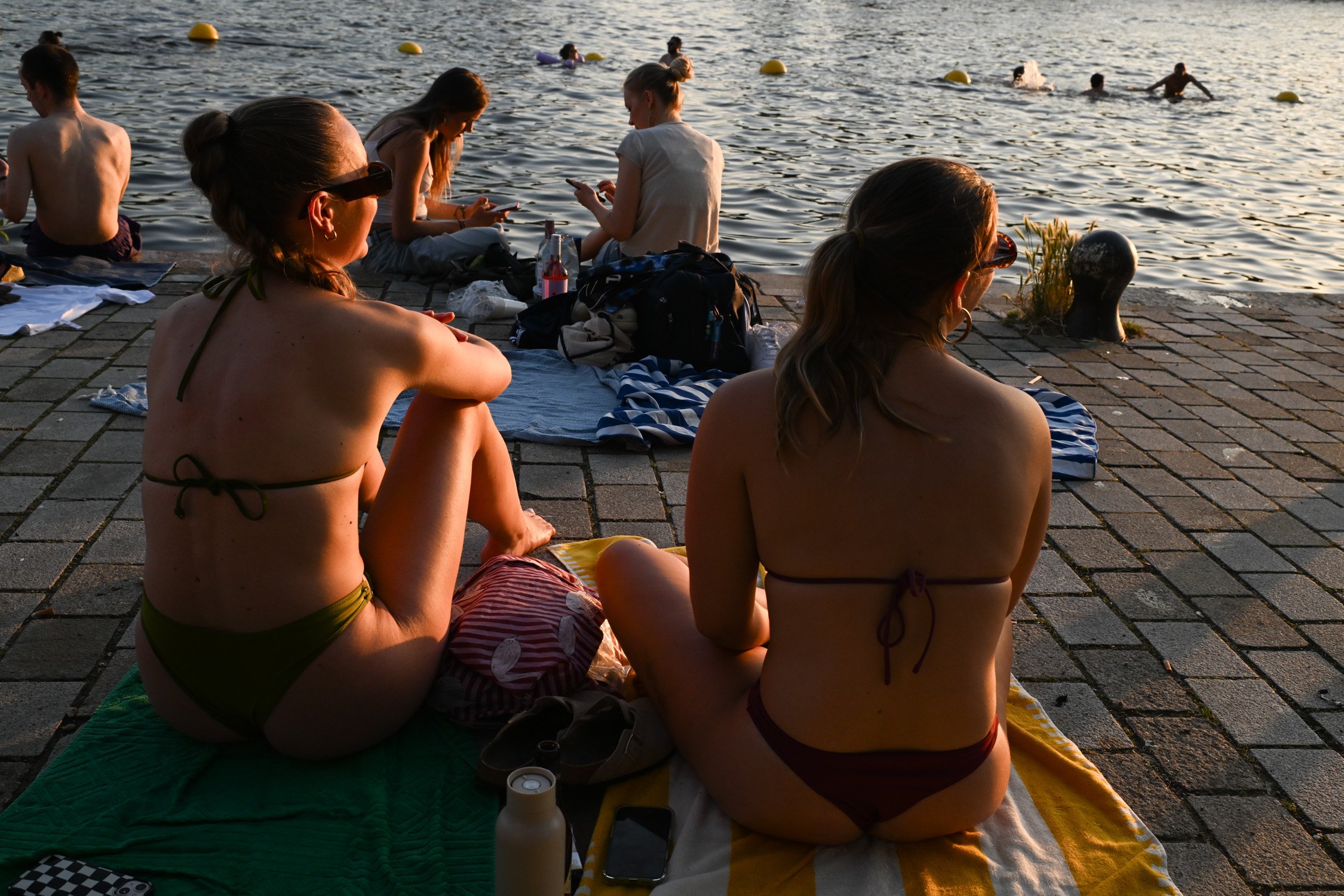2026-06-24_NLD_Amsterdam_Weesperzijde_Heatwave--c--paulinewalzak-3.jpg