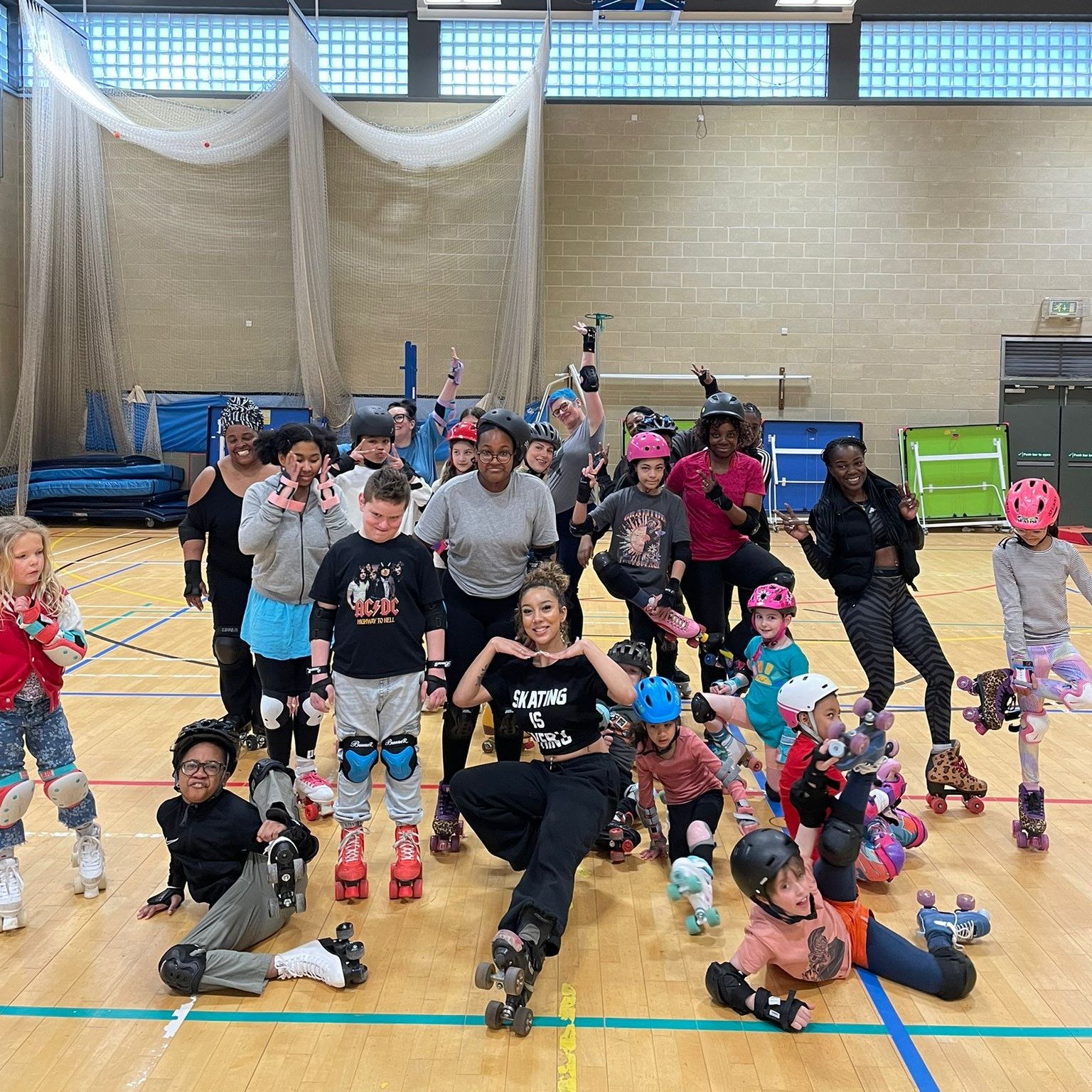 We love bringing kids and grown ups together on wheels at weekends - there&rsquo;s no better way to spend a day together 🥰 

🎉Join our 6 week course, starting THIS SATURDAY in Hackney, to learn on wheels together 🎉

Book online at ▶️isleofskating.